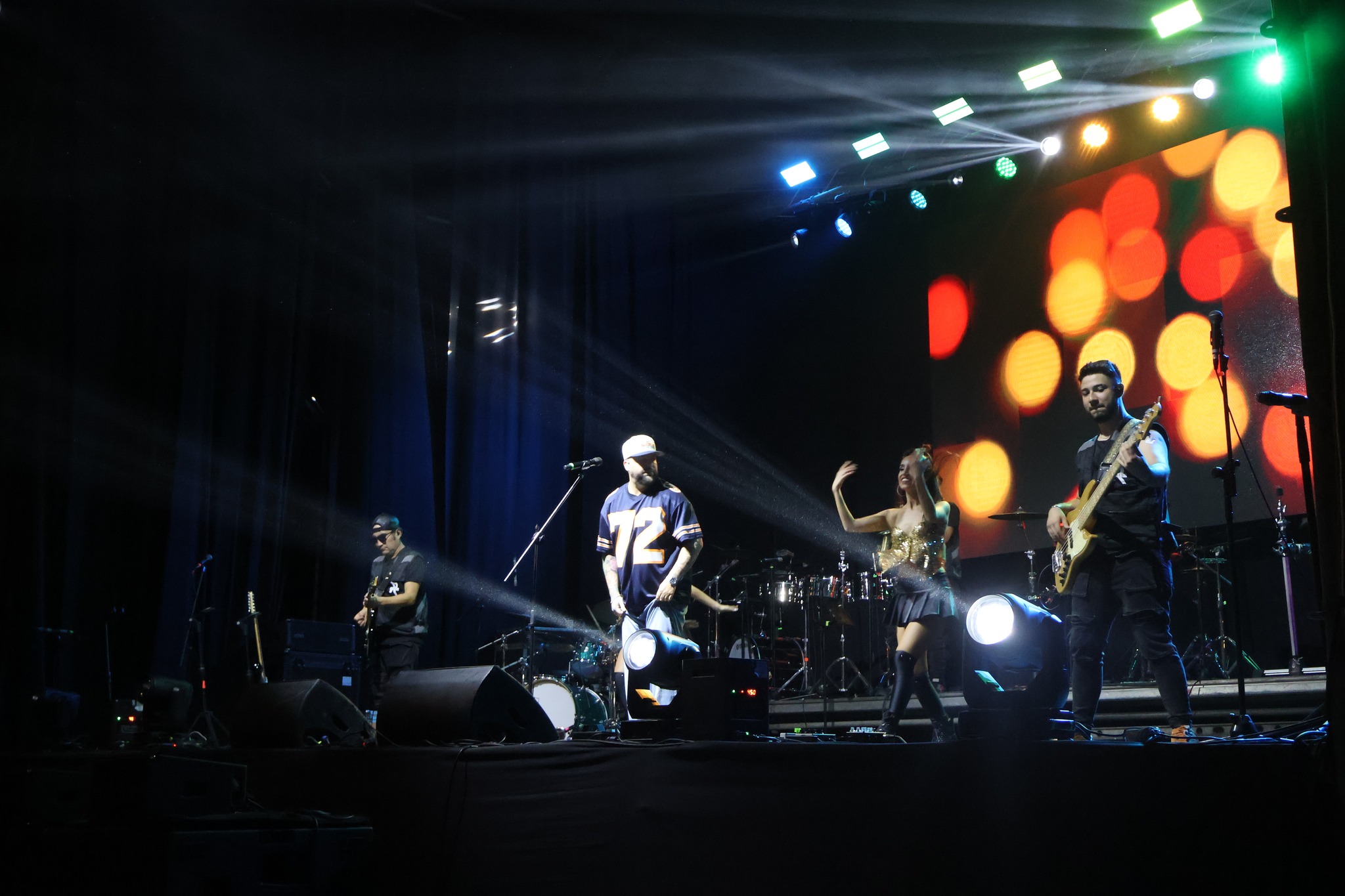 Rigeo junto a su banda en el escenario del Carnaval Bailable de Poza Las Peñas, Taltal, durante la noche de cierre del verano 2026.