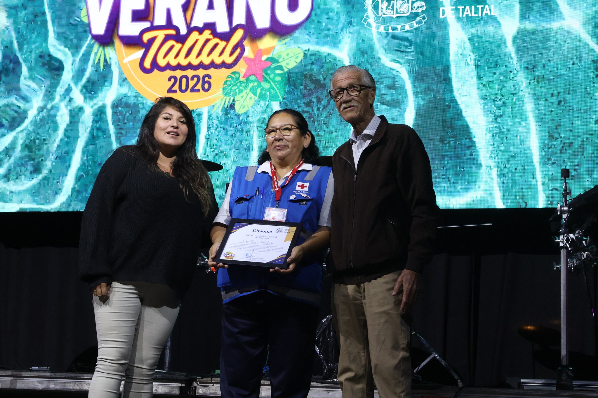 Entrega de diploma de reconocimiento a voluntaria de Cruz Roja Taltal por su colaboración durante la temporada estival Verano Taltal 2026.