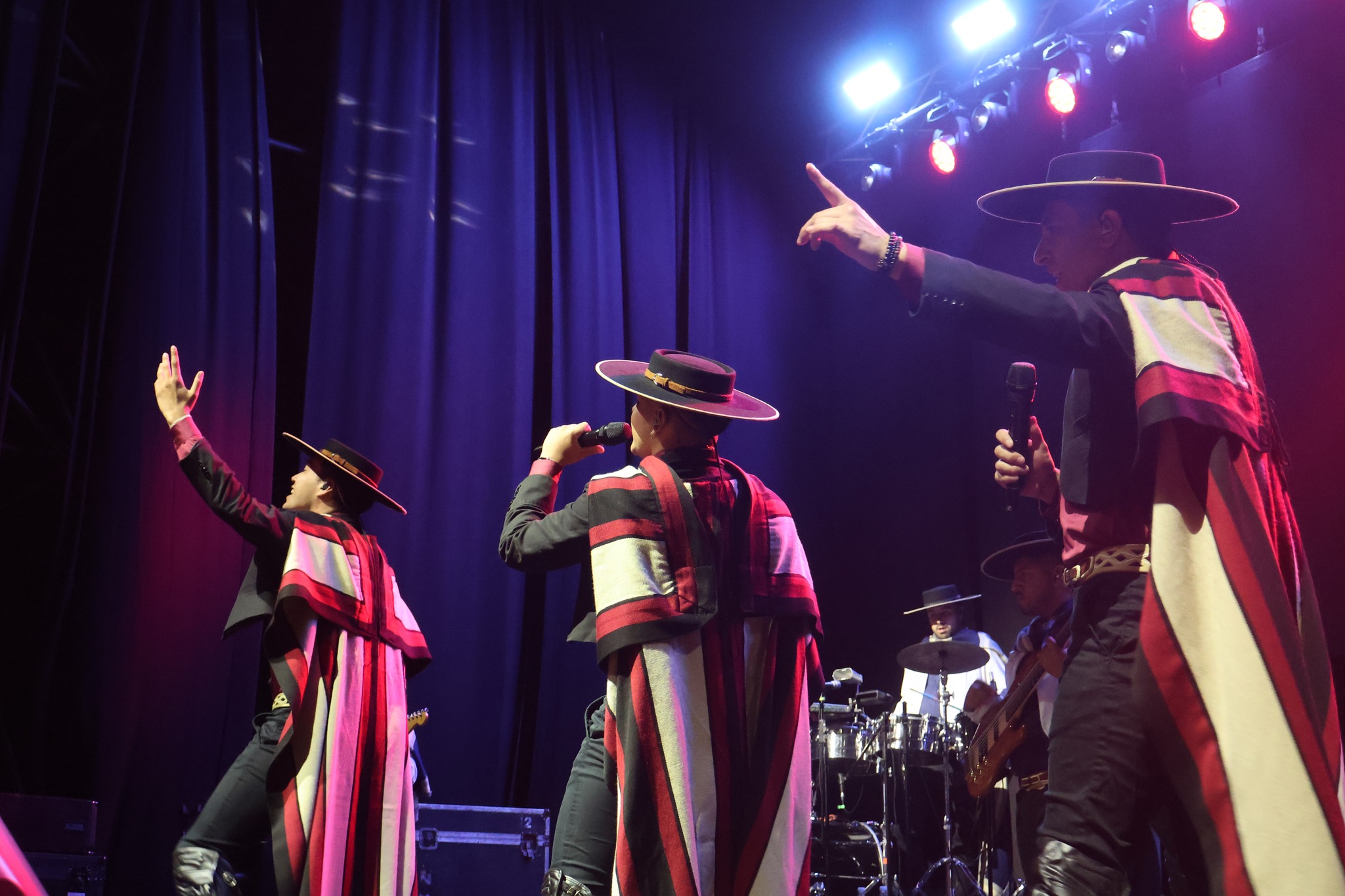 Trío de Los Pincheiras del Sur en plena actuación durante el Gran Carnaval Bailable de Poza Las Peñas, Taltal, verano 2026.