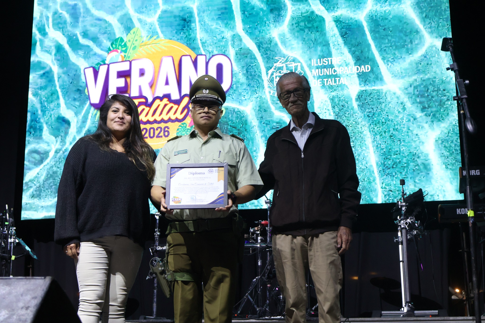 Oficial de Carabineros de Taltal recibe diploma de reconocimiento por apoyo durante la temporada estival, en el Carnaval Bailable de Poza Las Peñas 2026.