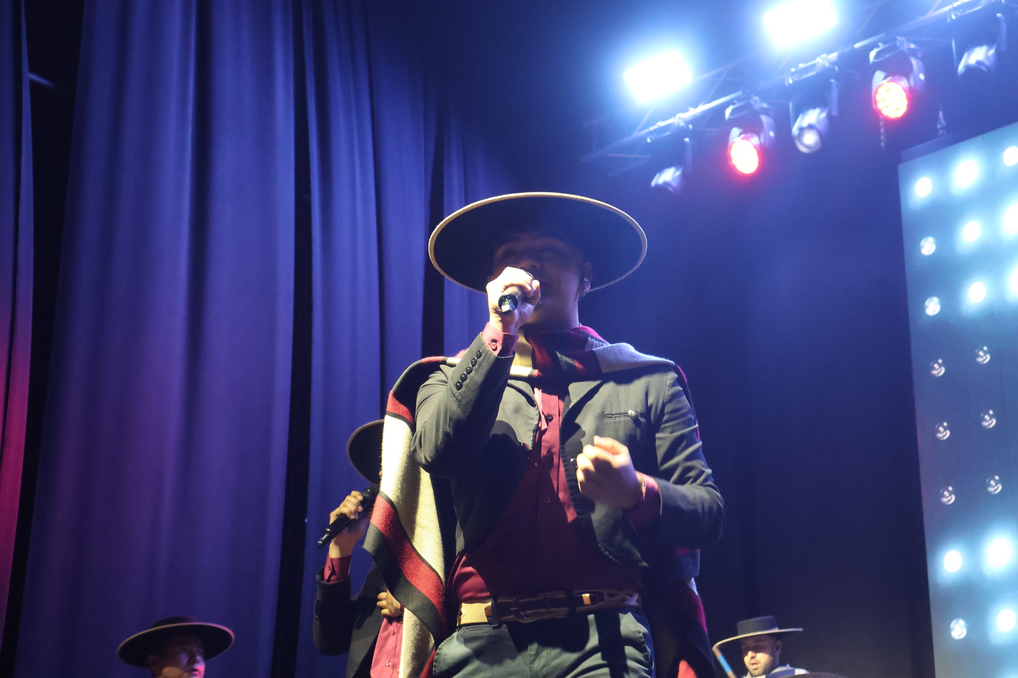 Primer plano de vocalista de Los Pincheiras del Sur durante su show en el Carnaval Bailable de Poza Las Peñas, Municipalidad de Taltal.