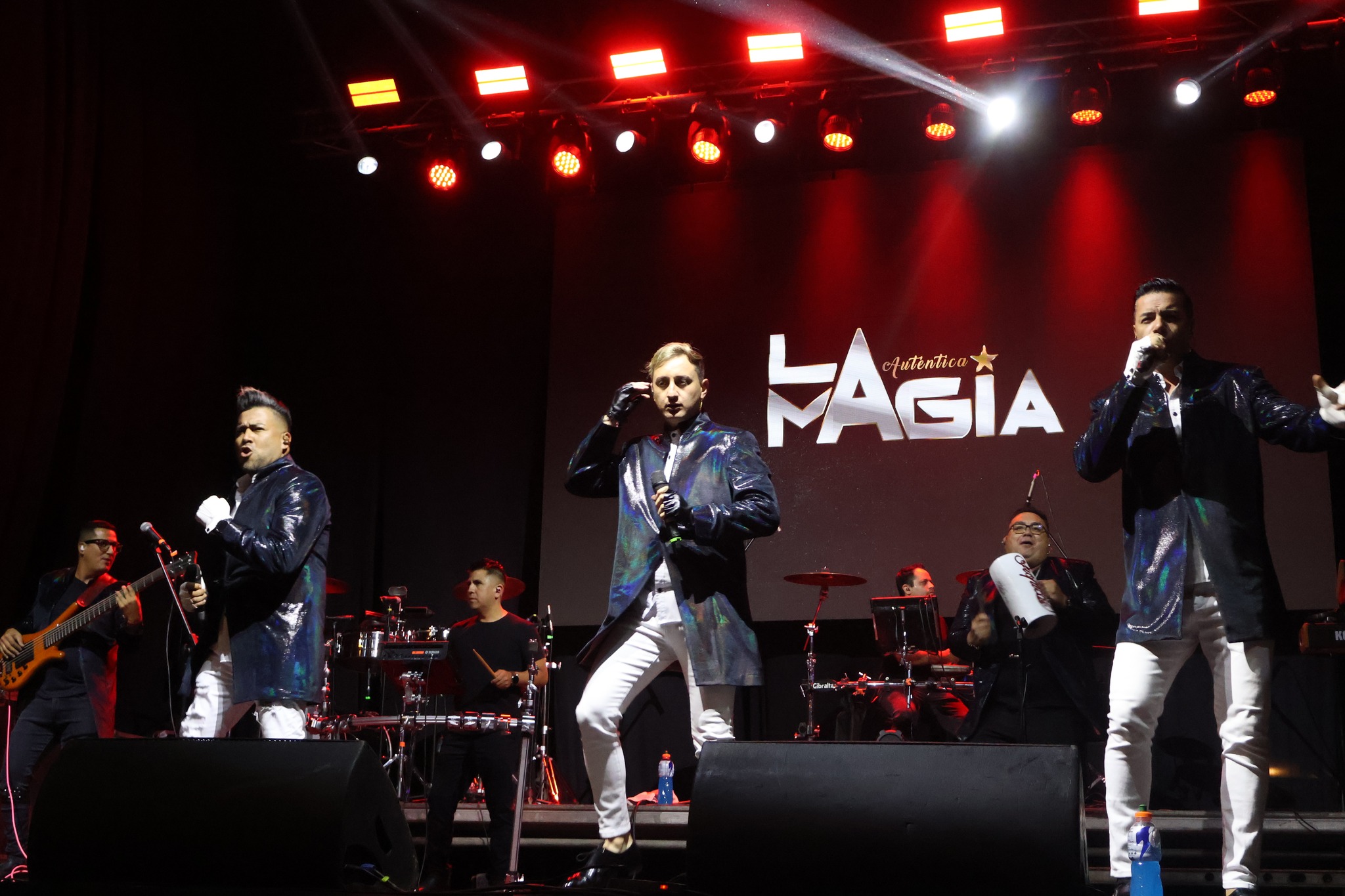 Integrantes de La Auténtica Gran Magia Tropical en plena coreografía durante el Carnaval Bailable de Poza Las Peñas, Taltal, 2026.