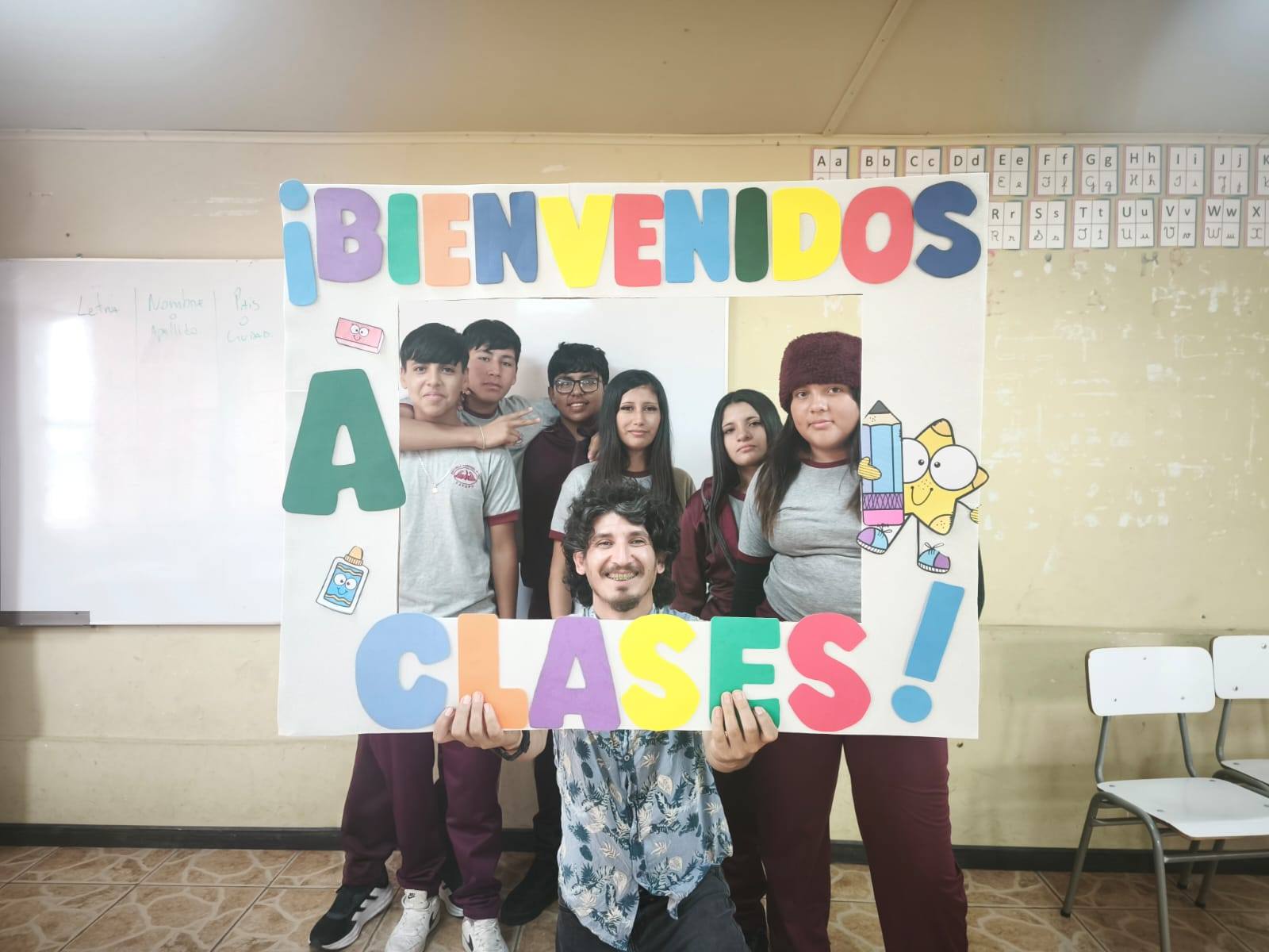 Estudiantes y docente de la Escuela Paranal de Paposo posan en sala de clases con un marco de bienvenida en el inicio del año escolar 2026.