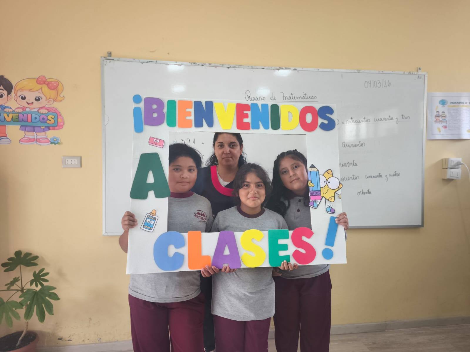 Alumnas y docente de la Escuela Paranal de Paposo posan con marco de bienvenida en una actividad del inicio de clases 2026.