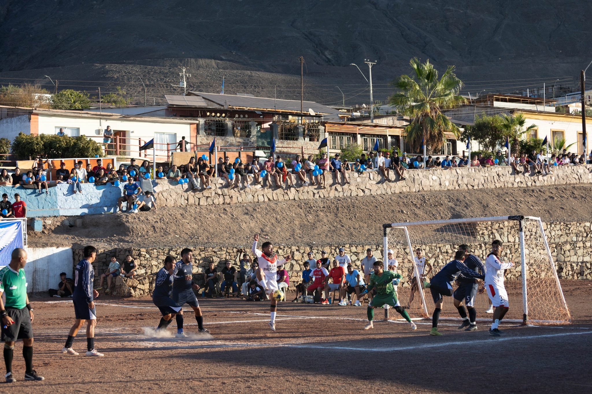 Ataque de Collao Inversiones en transición durante la final del Futbolito Taltal 2026.