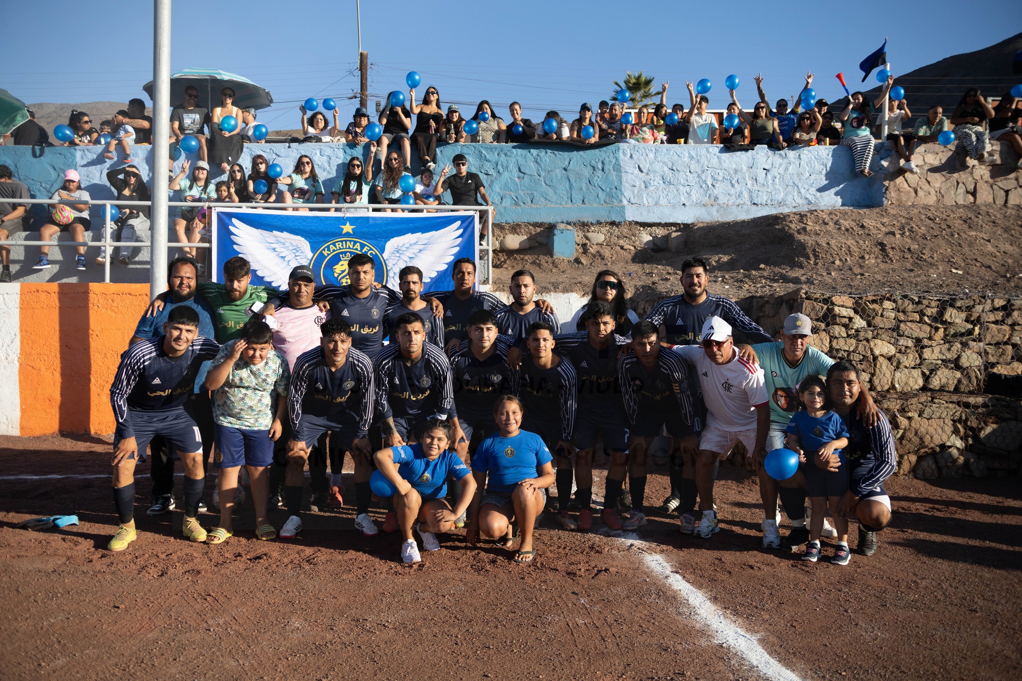 Karina FC posa con su hinchada antes de la final del Futbolito Verano Taltal 2026.