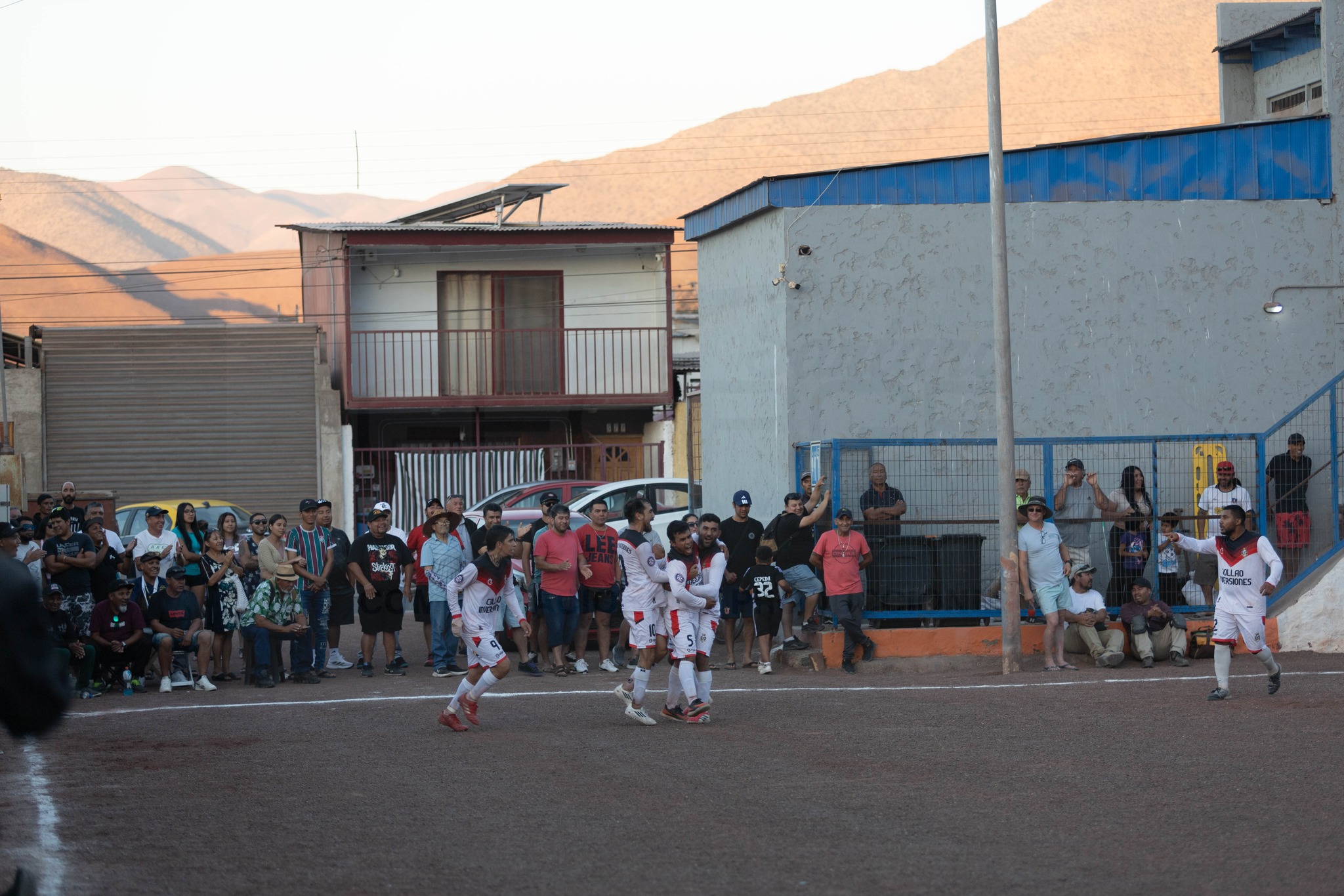 Jugadores de Collao Inversiones celebran una anotación en la final del Futbolito Taltal 2026.