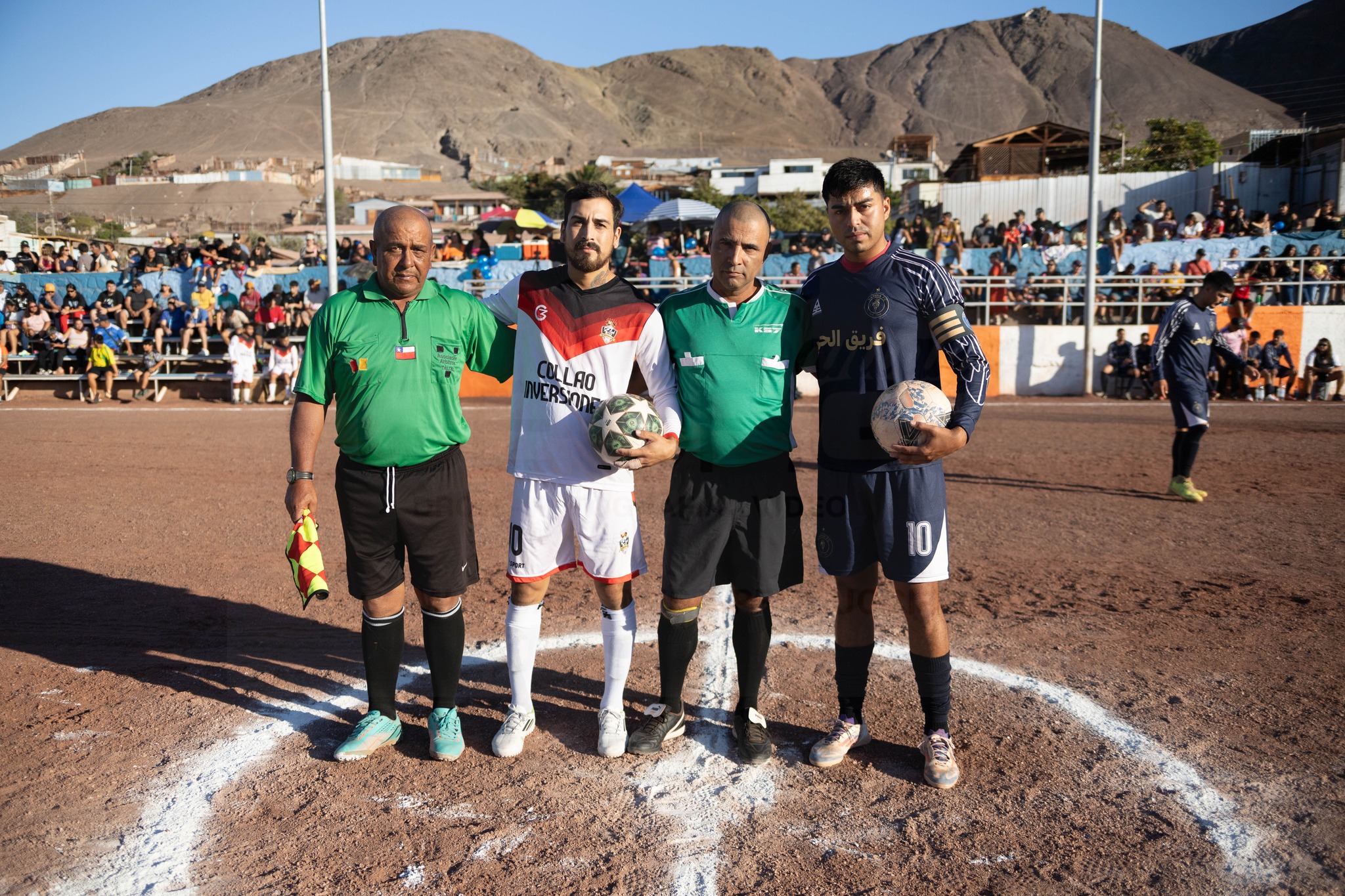 Capitanes y árbitros posan antes del inicio de la final del Futbolito Verano Taltal 2026.