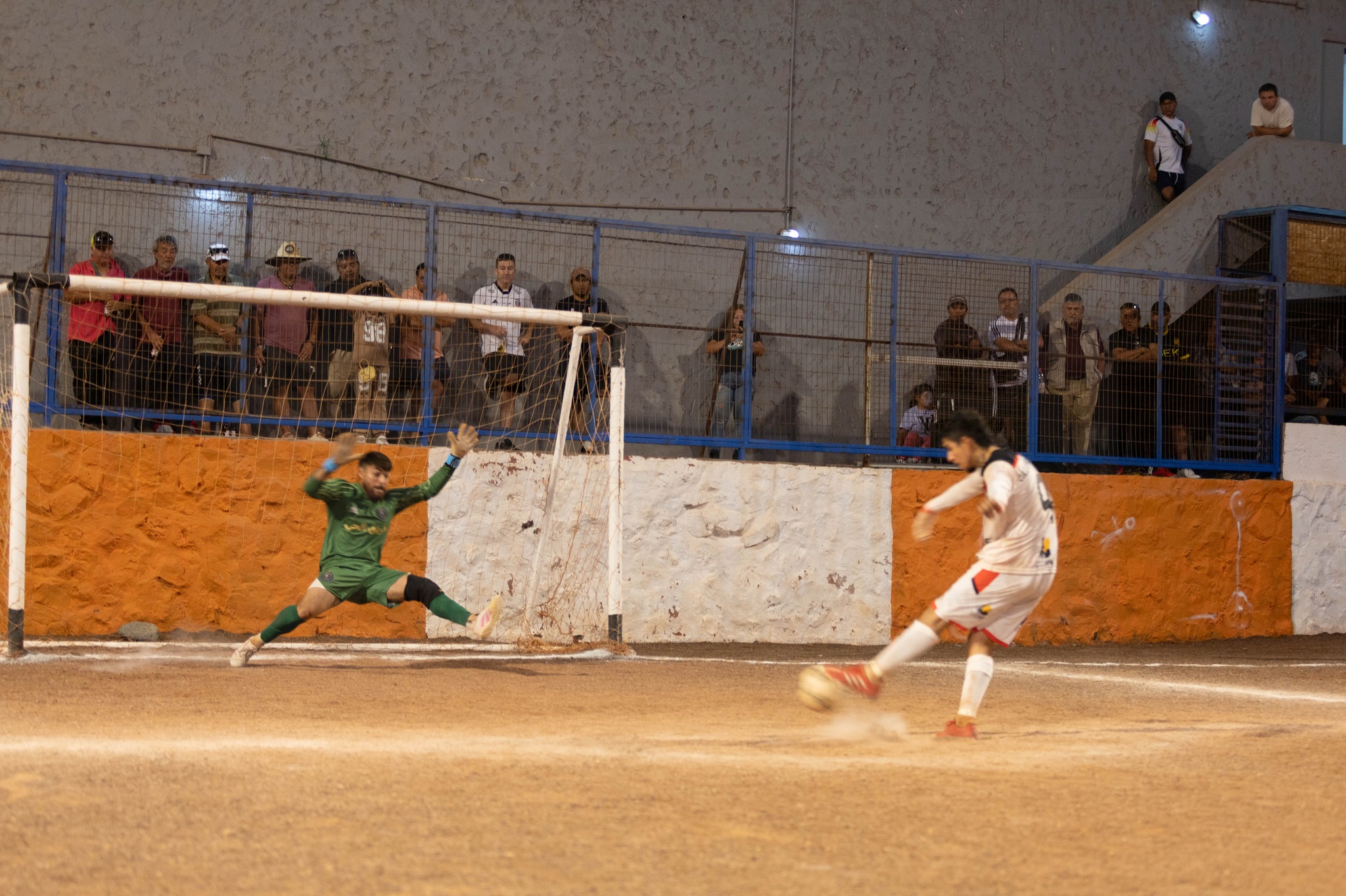Penal ejecutado por Collao Inversiones en la tanda decisiva de la final del Futbolito Taltal 2026.