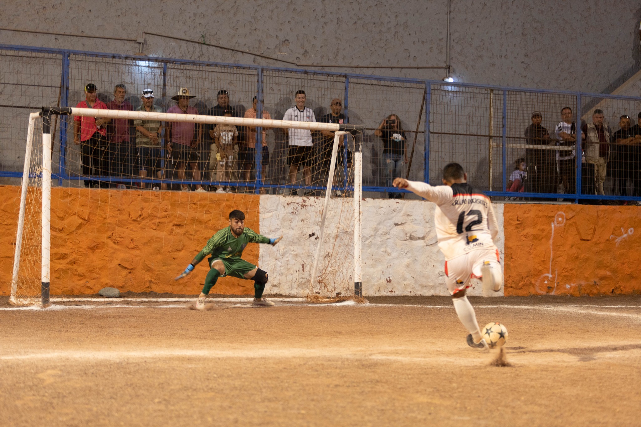Ejecución de penal en la final del Futbolito Verano Taltal 2026 entre Collao Inversiones y Karina FC.