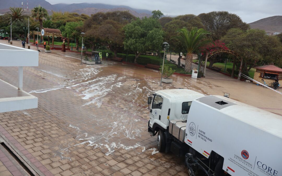 Municipalidad de Taltal despliega operativo de limpieza profunda en Plaza de Armas con maquinaria del FNDR