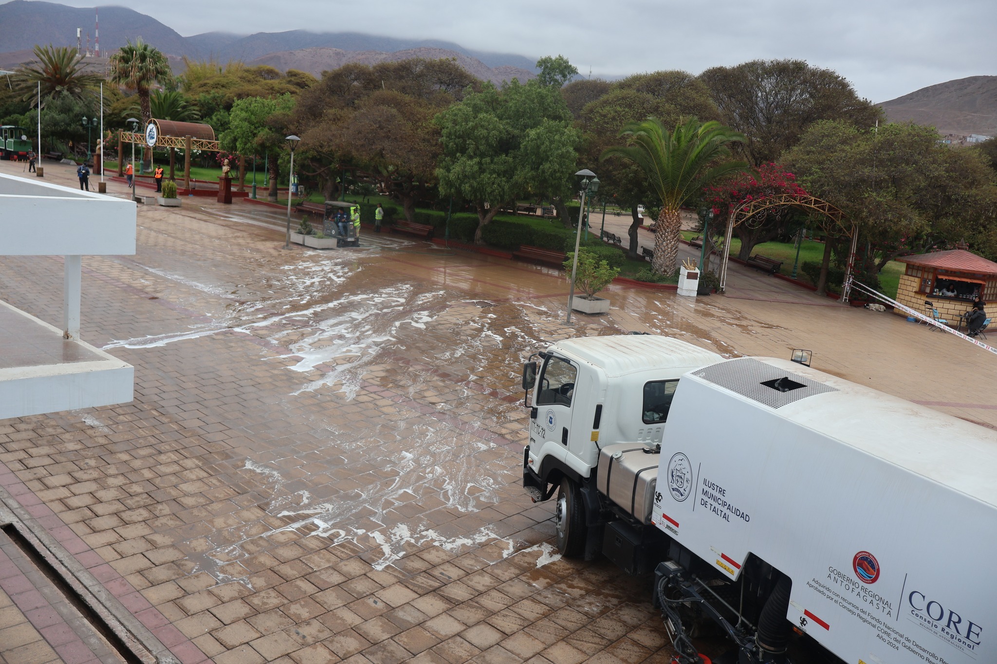 Camión barredor de la Ilustre Municipalidad de Taltal adquirida con fondos FNDR 2024 del Gobierno Regional de Antofagasta y el Consejo Regional CORE, en operativo en Plaza Prat.