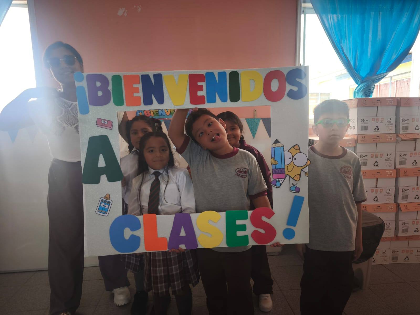 Estudiantes de la Escuela Paranal de Paposo participan en una actividad de bienvenida al año escolar 2026 dentro del establecimiento.