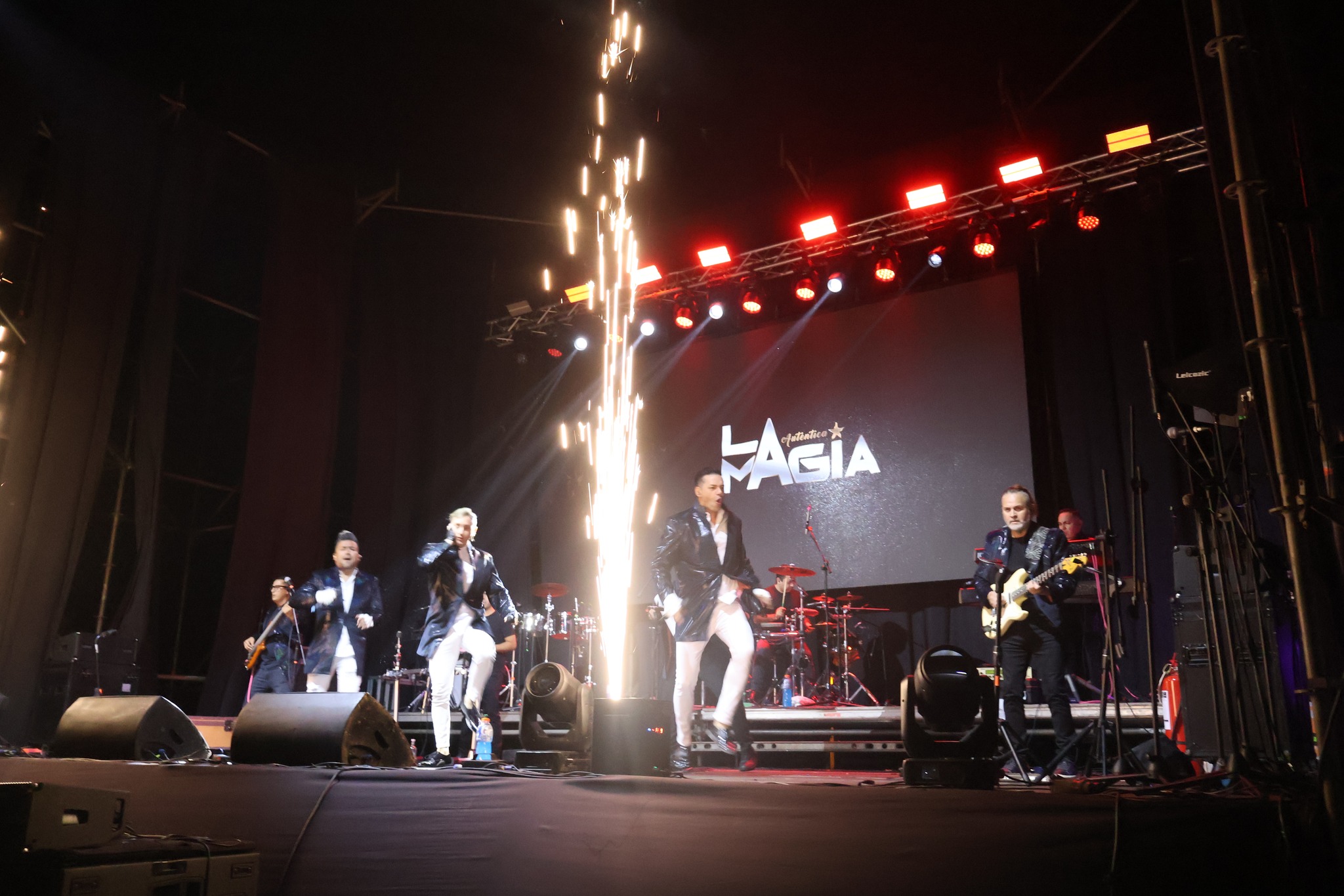 La Auténtica Gran Magia Tropical con fuegos artificiales en el escenario del Carnaval Bailable de Poza Las Peñas, Taltal, verano 2026.