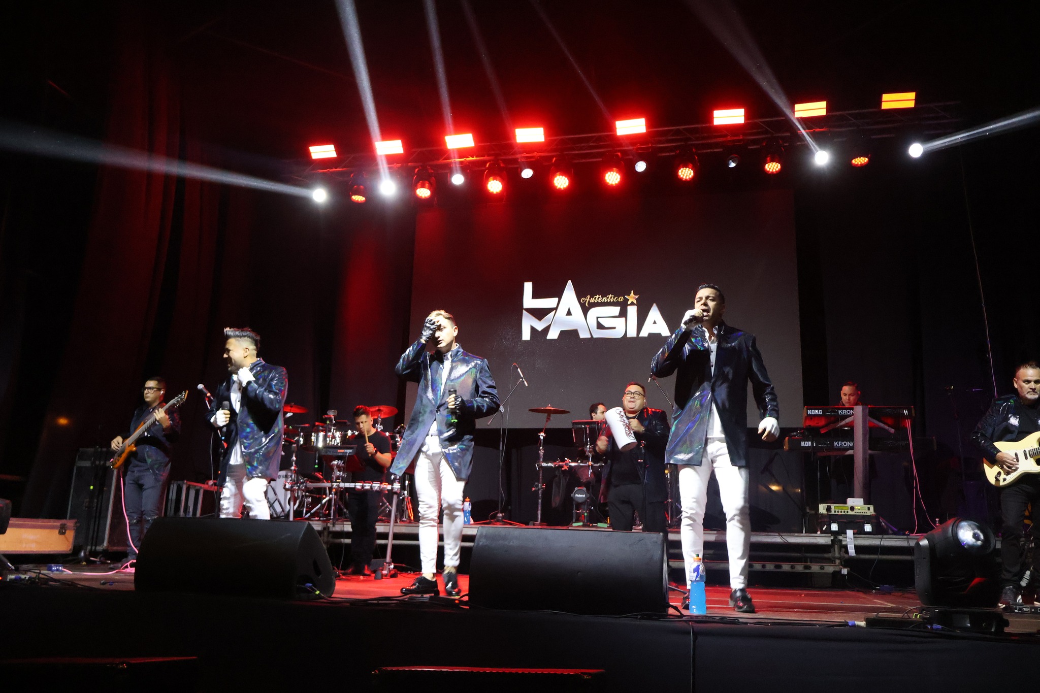 La Auténtica Gran Magia Tropical en escenario durante el Gran Carnaval Bailable de Poza Las Peñas organizado por la Municipalidad de Taltal.