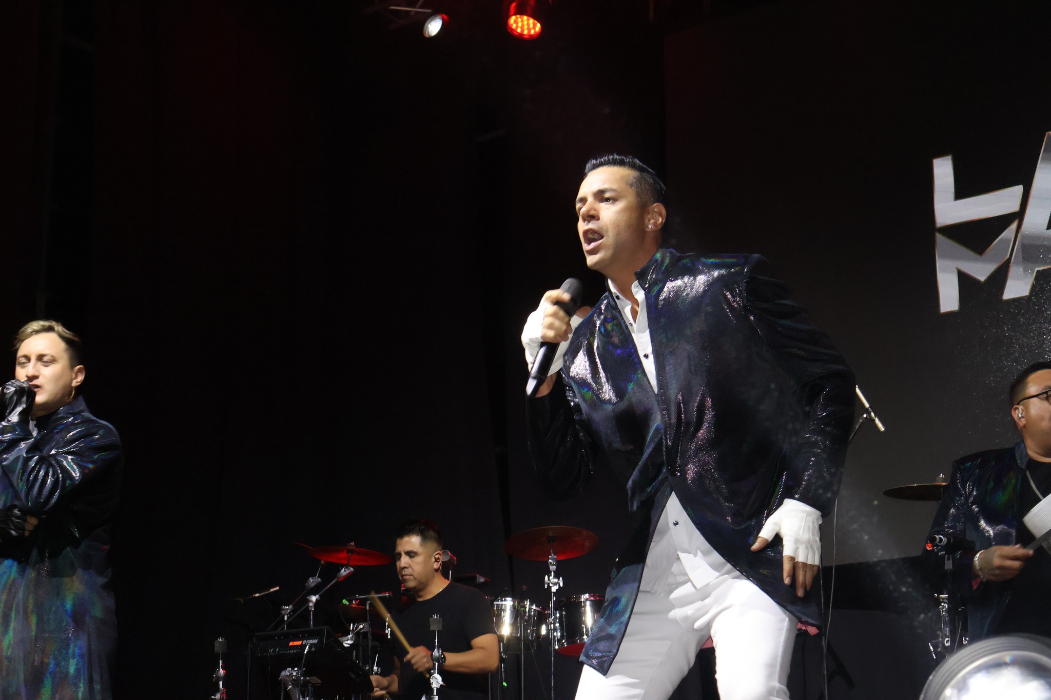 Vocalista de La Auténtica Gran Magia Tropical durante su presentación en el Carnaval Bailable de Poza Las Peñas, Taltal.