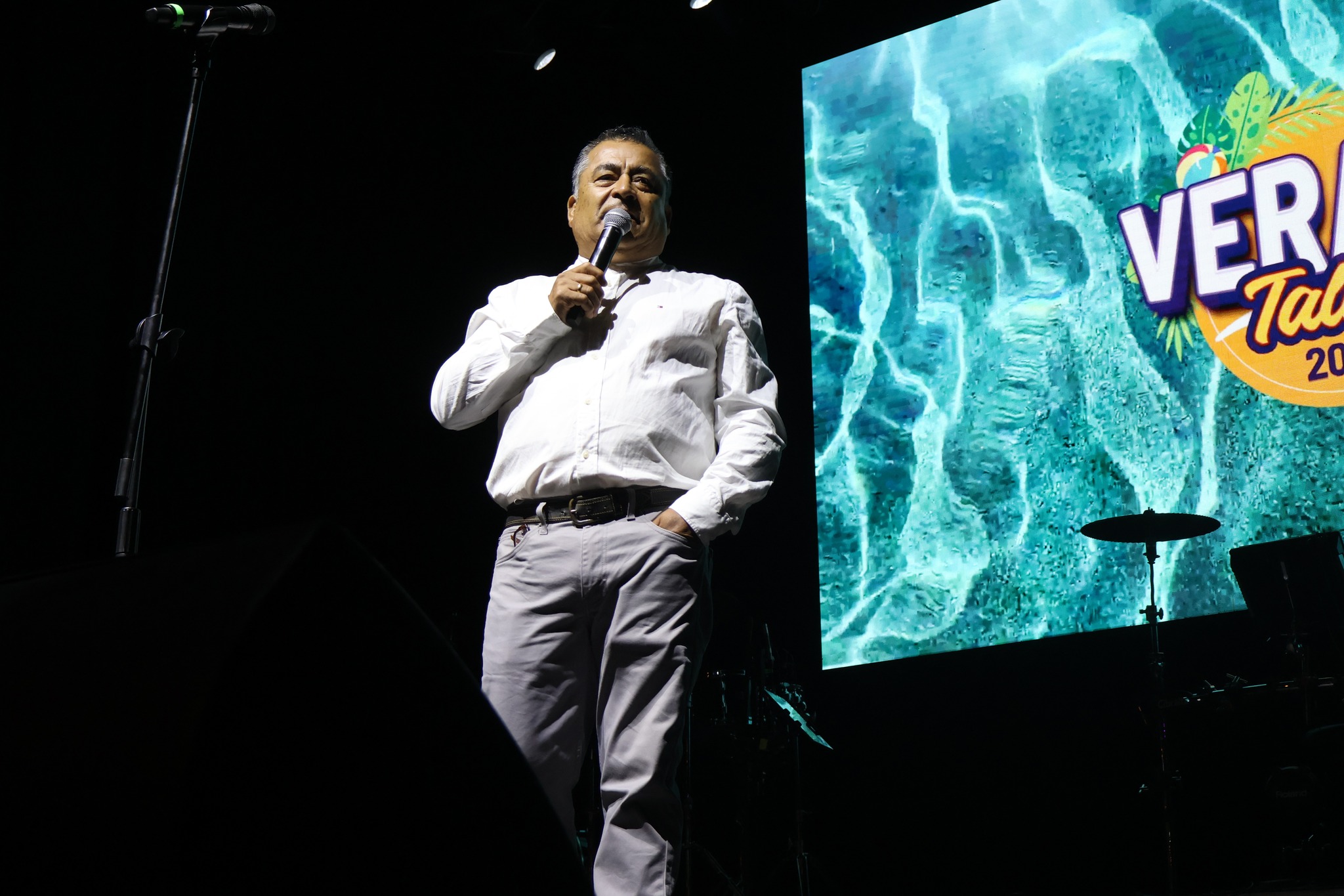 Animador Mario Castillo en escenario del Gran Carnaval Bailable de Poza Las Peñas durante el cierre de la temporada estival Verano Taltal 2026.