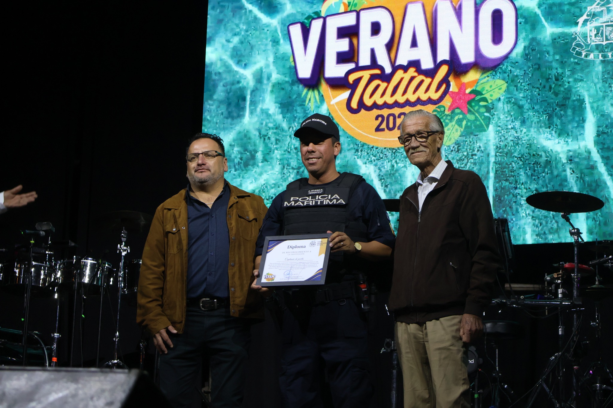 Funcionario de Policía Marítima de Taltal recibe diploma de reconocimiento institucional durante el cierre de la temporada estival Verano Taltal 2026.