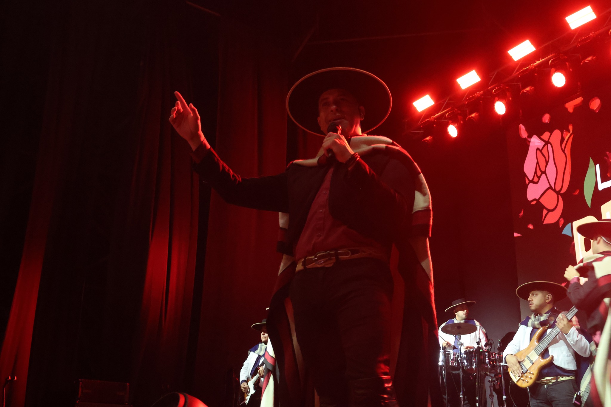 Vocalista de Los Pincheiras del Sur en actuación estelar durante el Carnaval Bailable de Poza Las Peñas, Taltal, cierre temporada estival 2026.