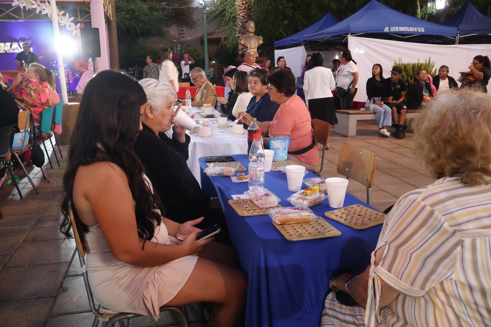 Asistentes juegan bingo bajo carpa Municipalidad de Taltal