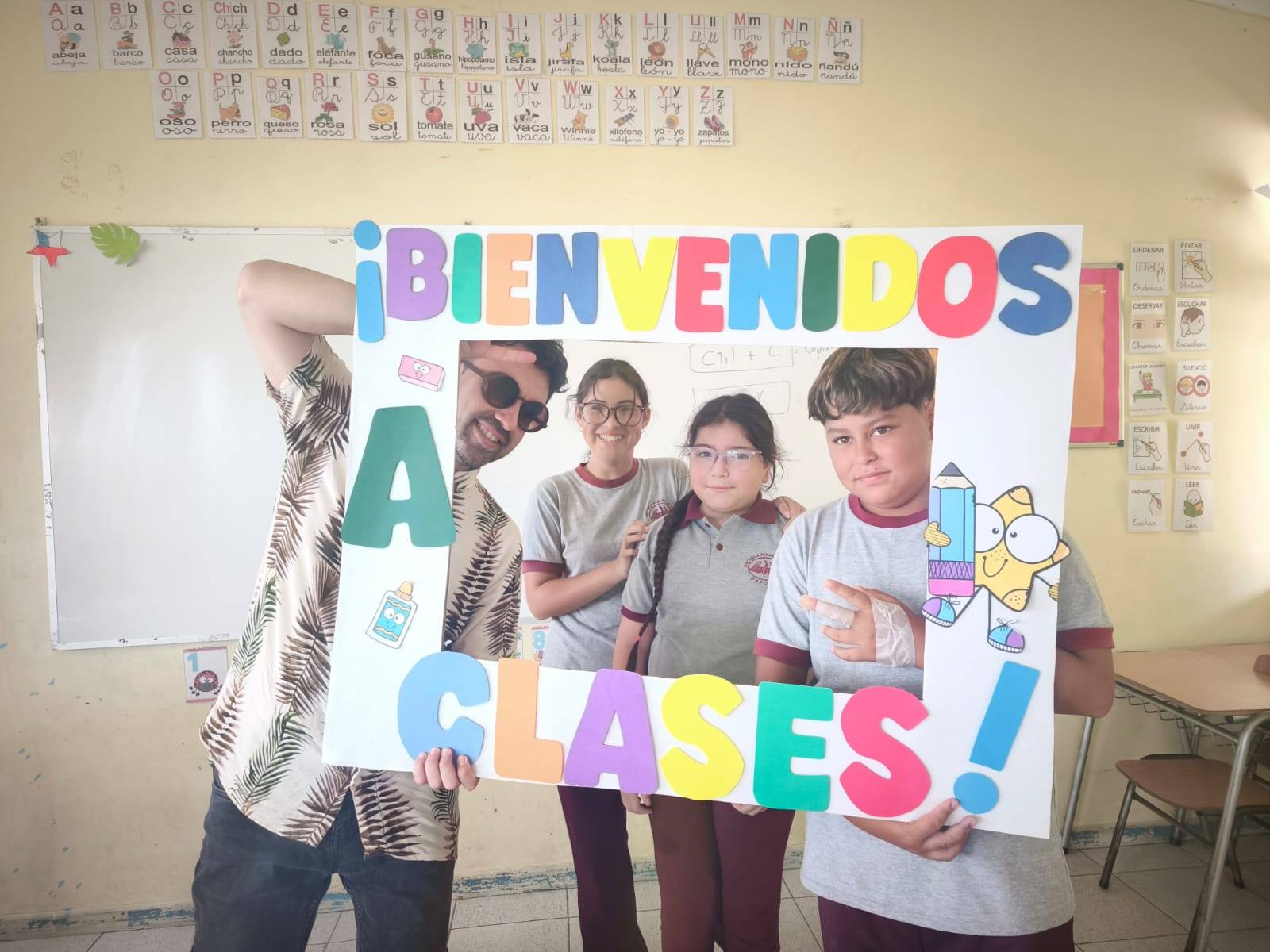 Profesor y estudiantes de la Escuela Paranal de Paposo participan en una fotografía de bienvenida durante el comienzo del año escolar 2026.