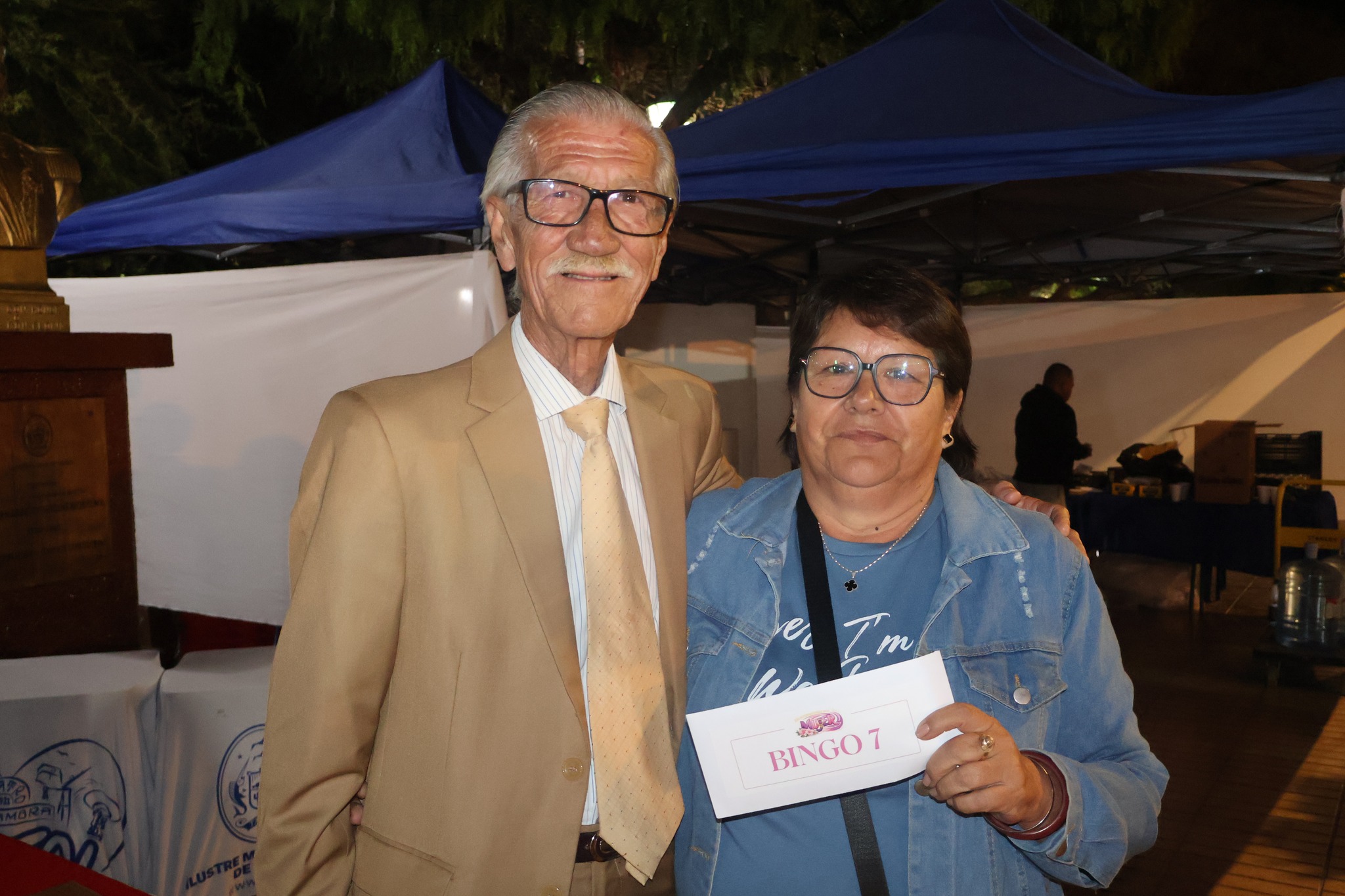 Alcalde entrega premio Bingo 7 a ganadora evento Taltal