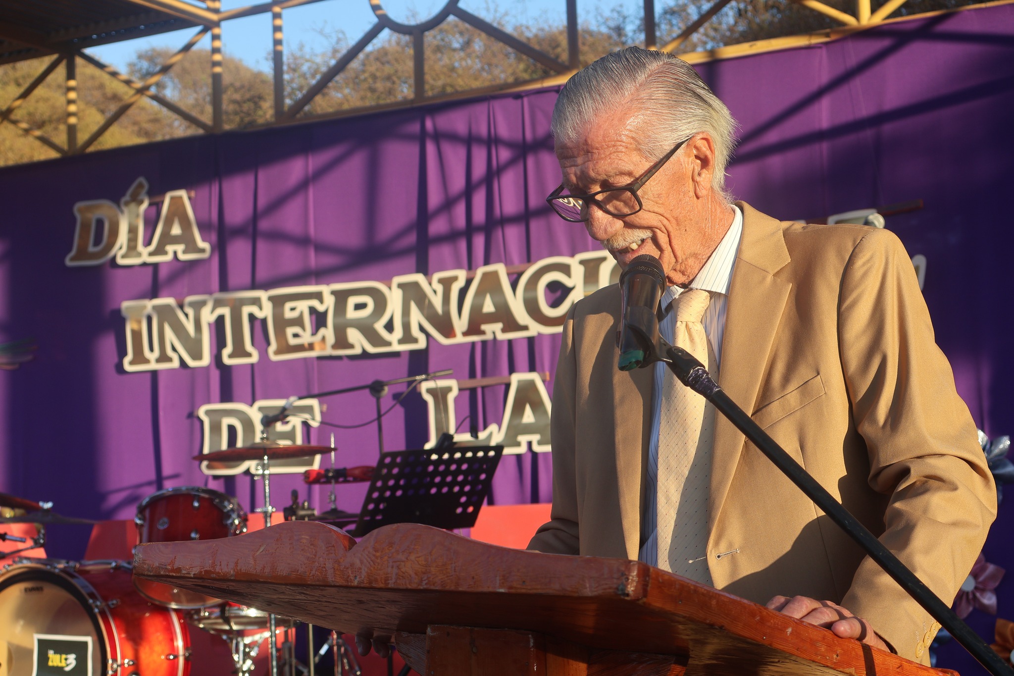 Alcalde de Taltal da discurso en atril Día Internacional Mujer