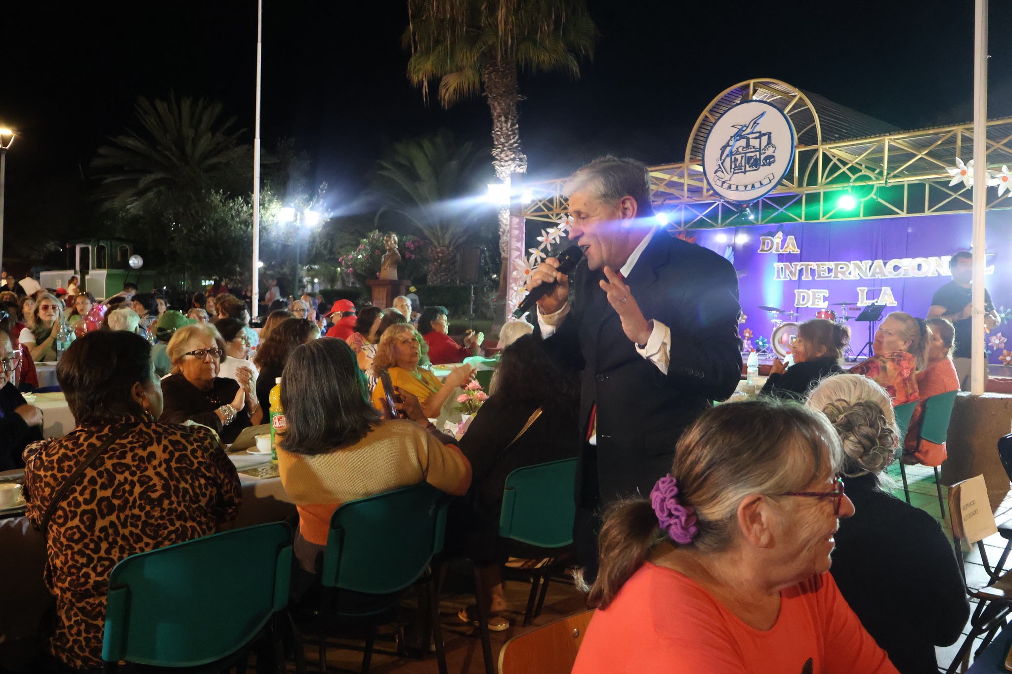 Doble de Salvatore Adamo canta entre el público durante celebración nocturna Taltal