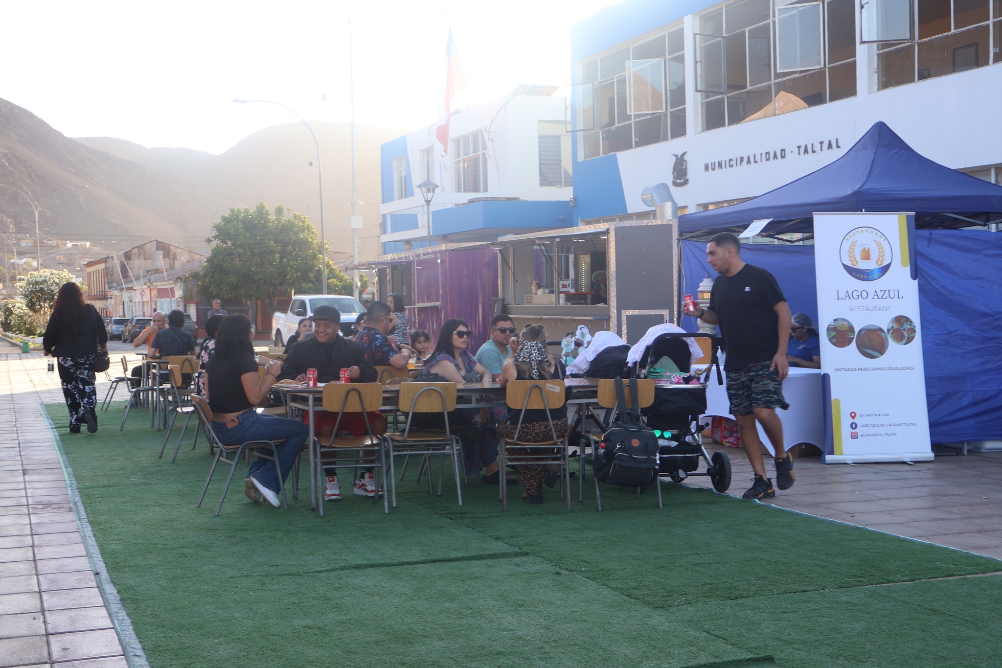 Patio gastronómico y foodtruck instalado frente a la Municipalidad de Taltal durante feria en Plaza de Armas.