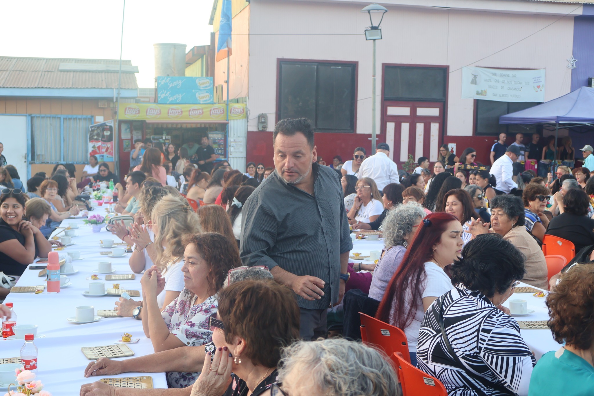 Concejal Cristian Ramírez en actividad del Día Internacional de la Mujer en Taltal.