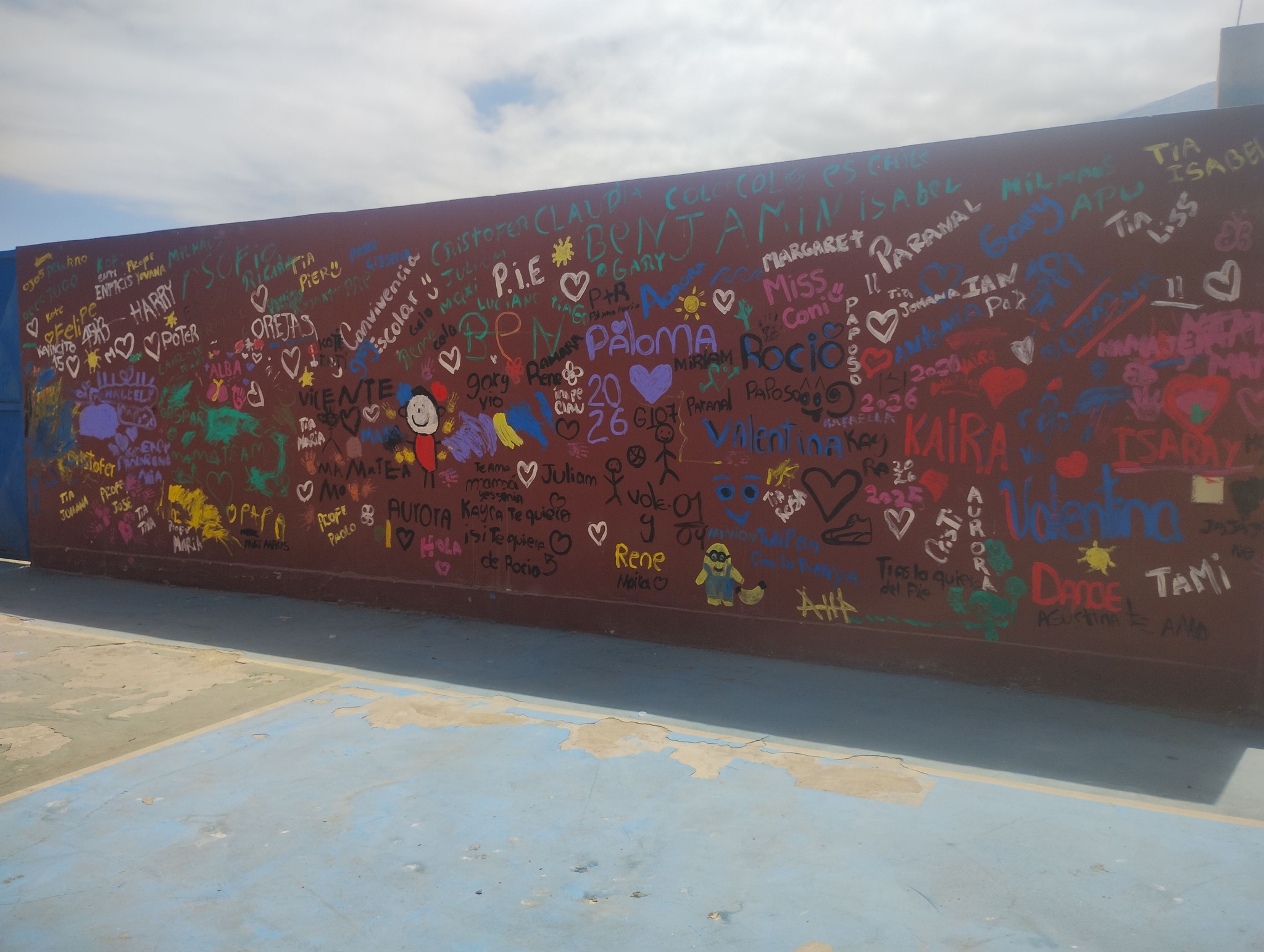 Ejemplar de ballena de aleta (Balaenoptera physalus) varada sin vida entre las rocas del sector costero La Puntilla, Taltal. Situación bajo monitoreo de SERNAPESCA.
