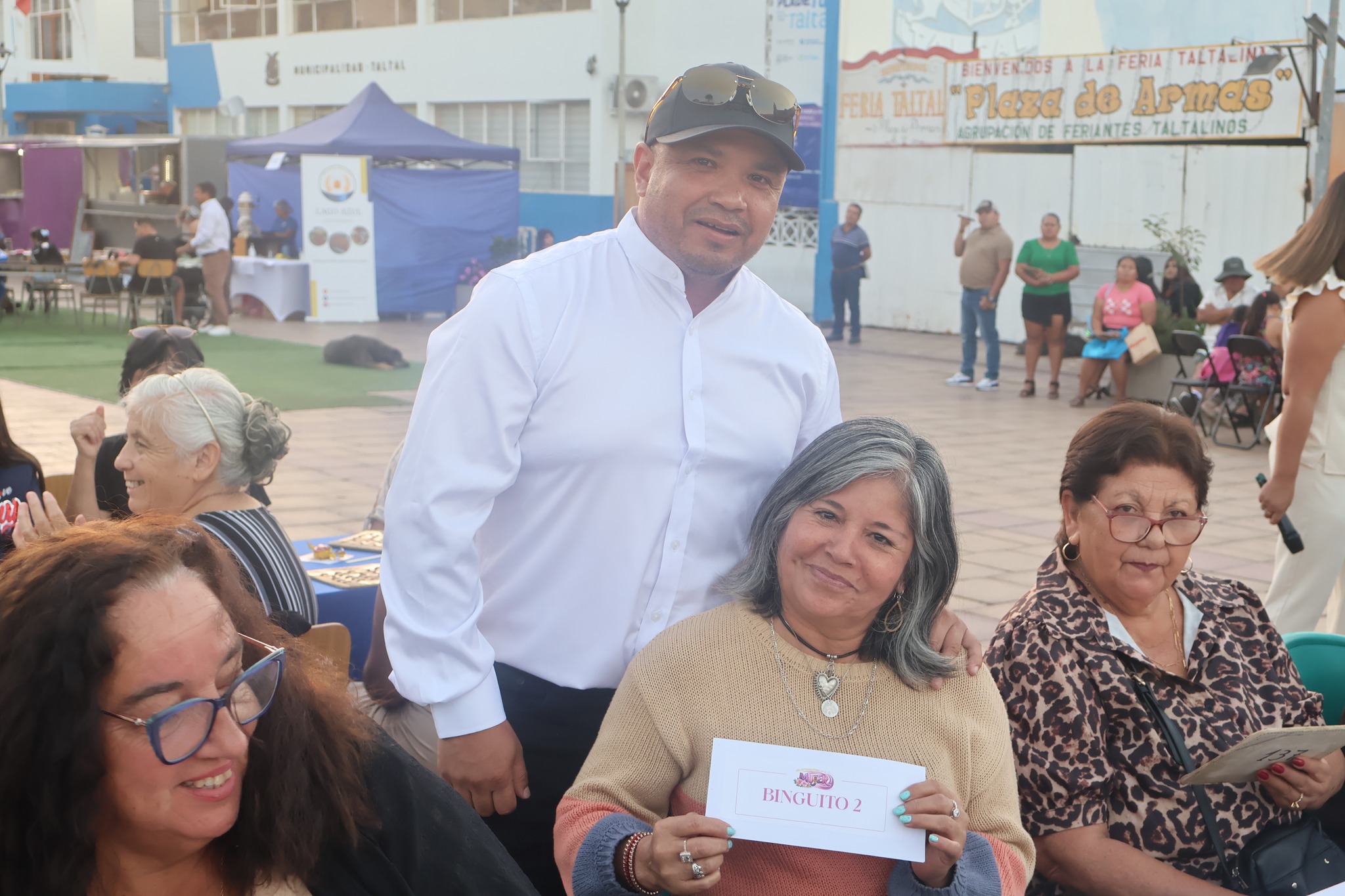Comunidad participa en jornada con mesas y premios en celebración del Día Internacional de la Mujer en Taltal.
