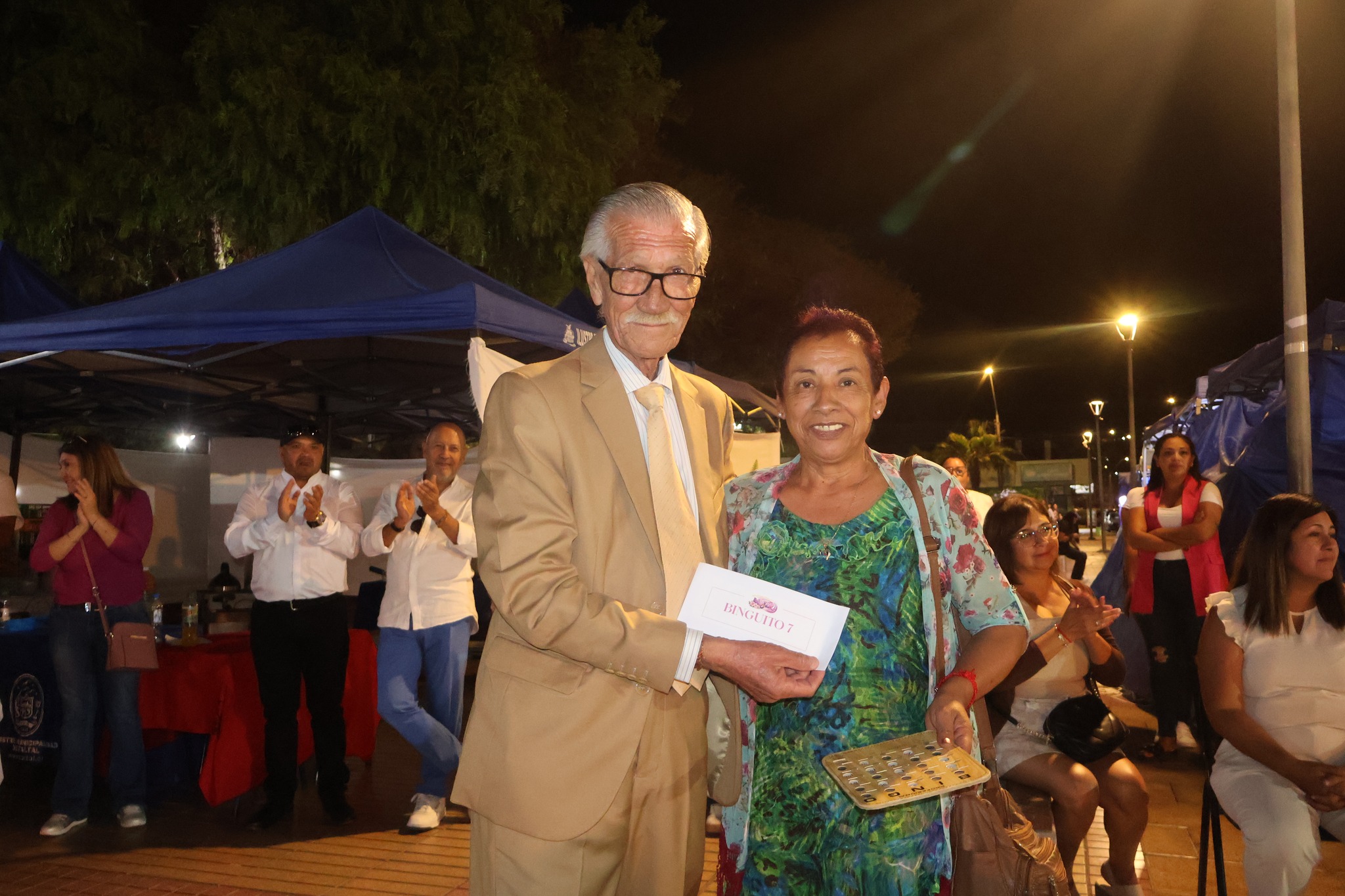 Autoridad municipal entrega premio bingo nocturno Día Mujer Taltal
