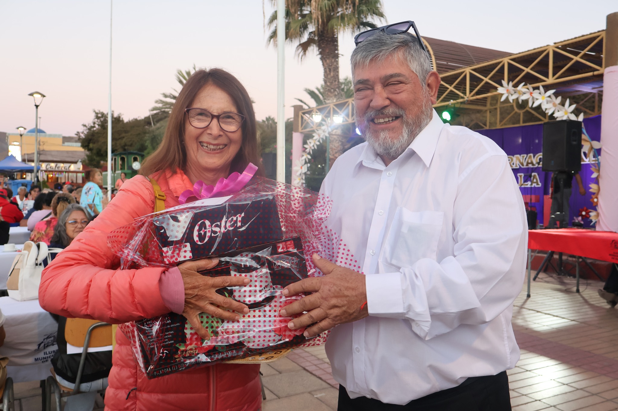 Autoridad entrega premio a vecina en actividad del Día Internacional de la Mujer en Taltal.