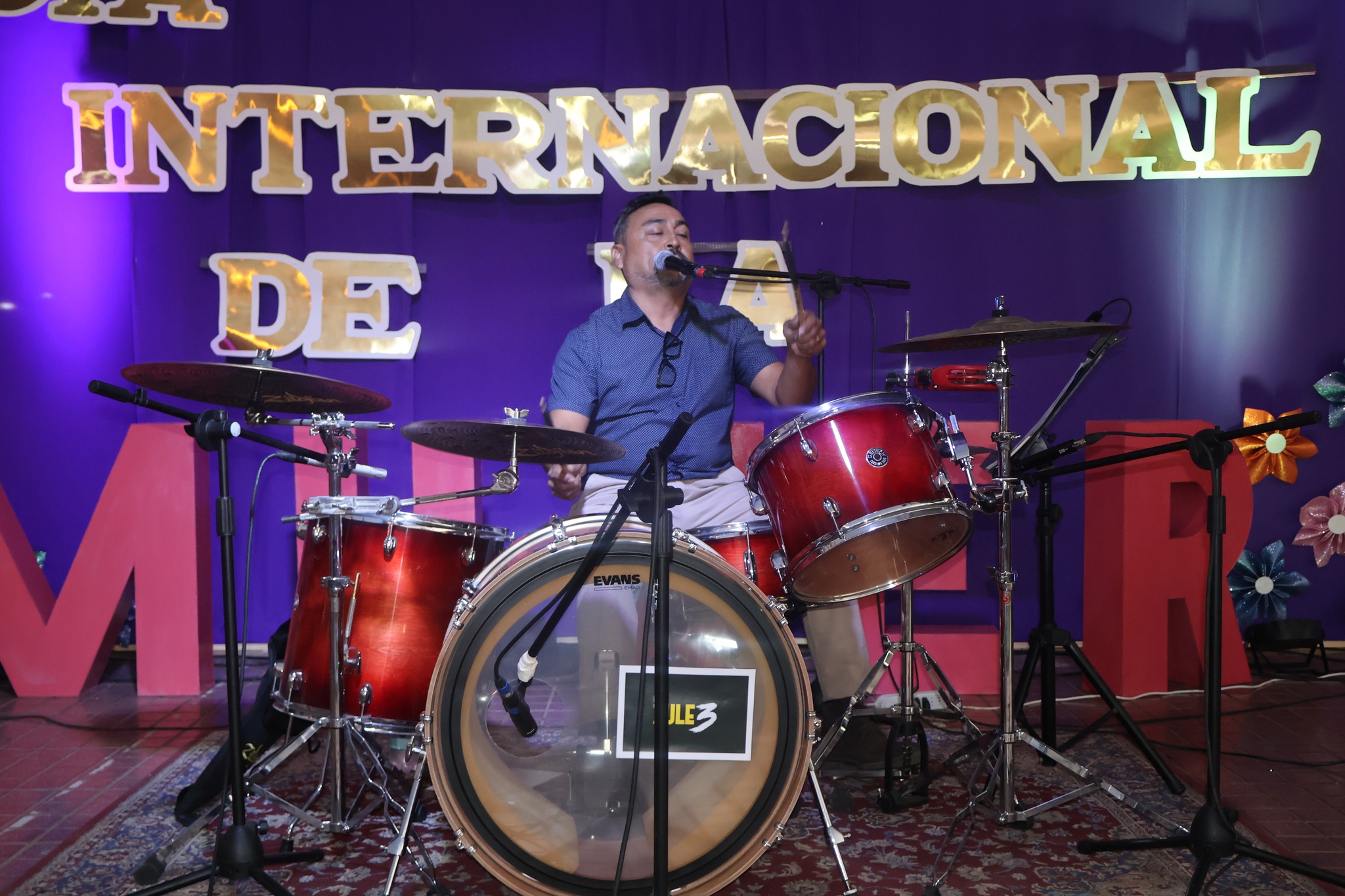 Baterista del grupo Los Zule 3 en escena durante la celebración del Día Internacional de la Mujer en Taltal 2025