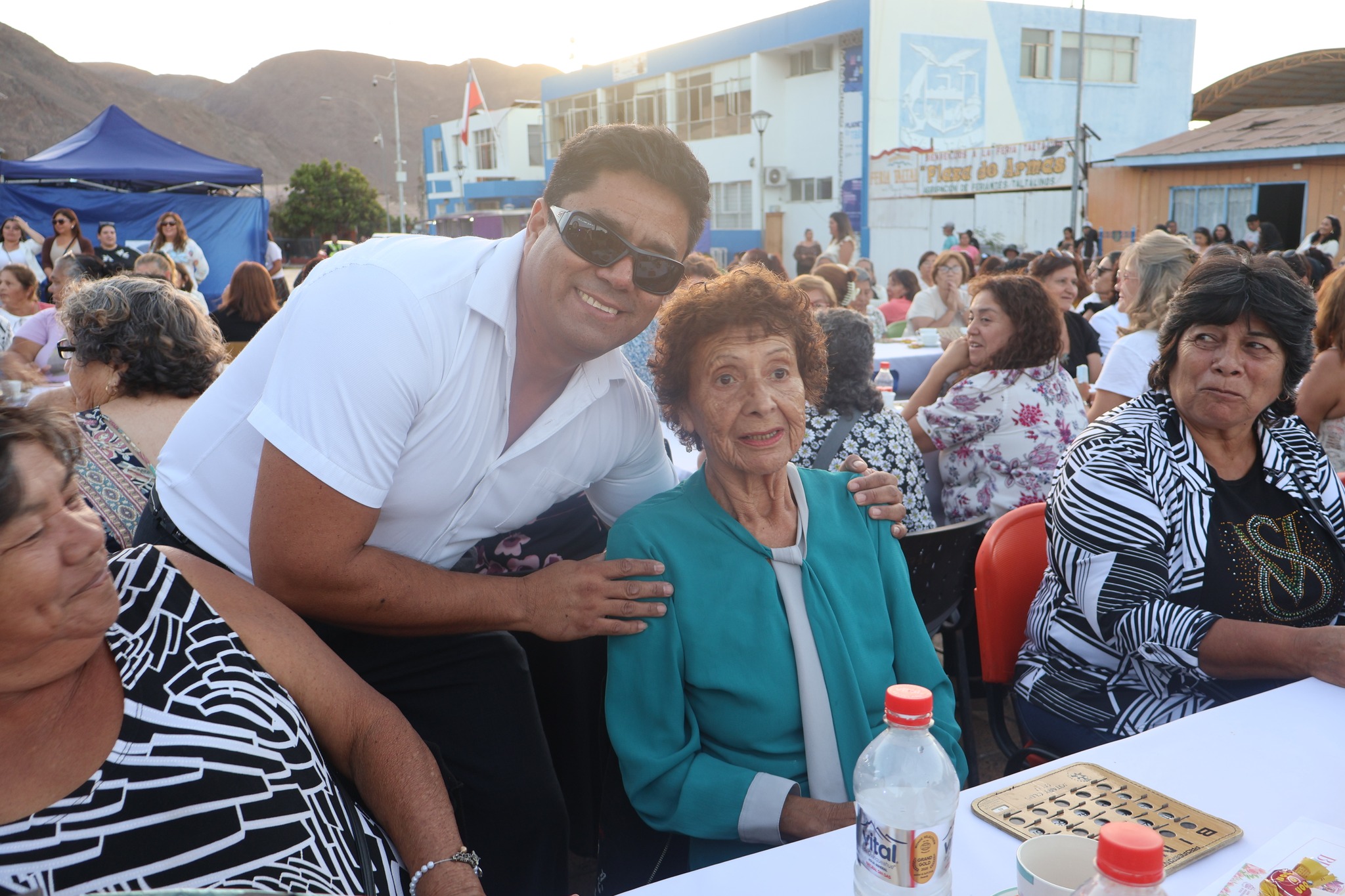 Público y asistentes participan en evento comunitario por el Día Internacional de la Mujer en Taltal.