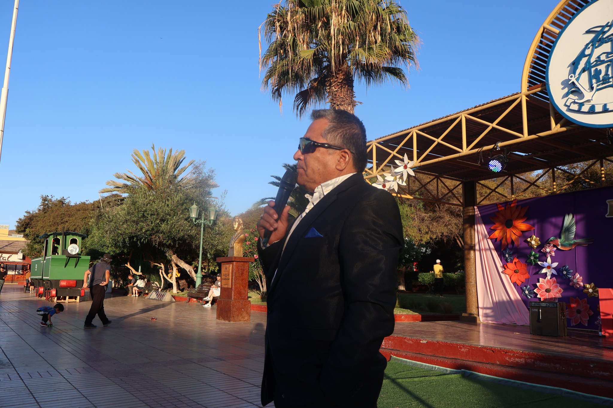 Animador conduce acto Día Internacional de la Mujer Taltal