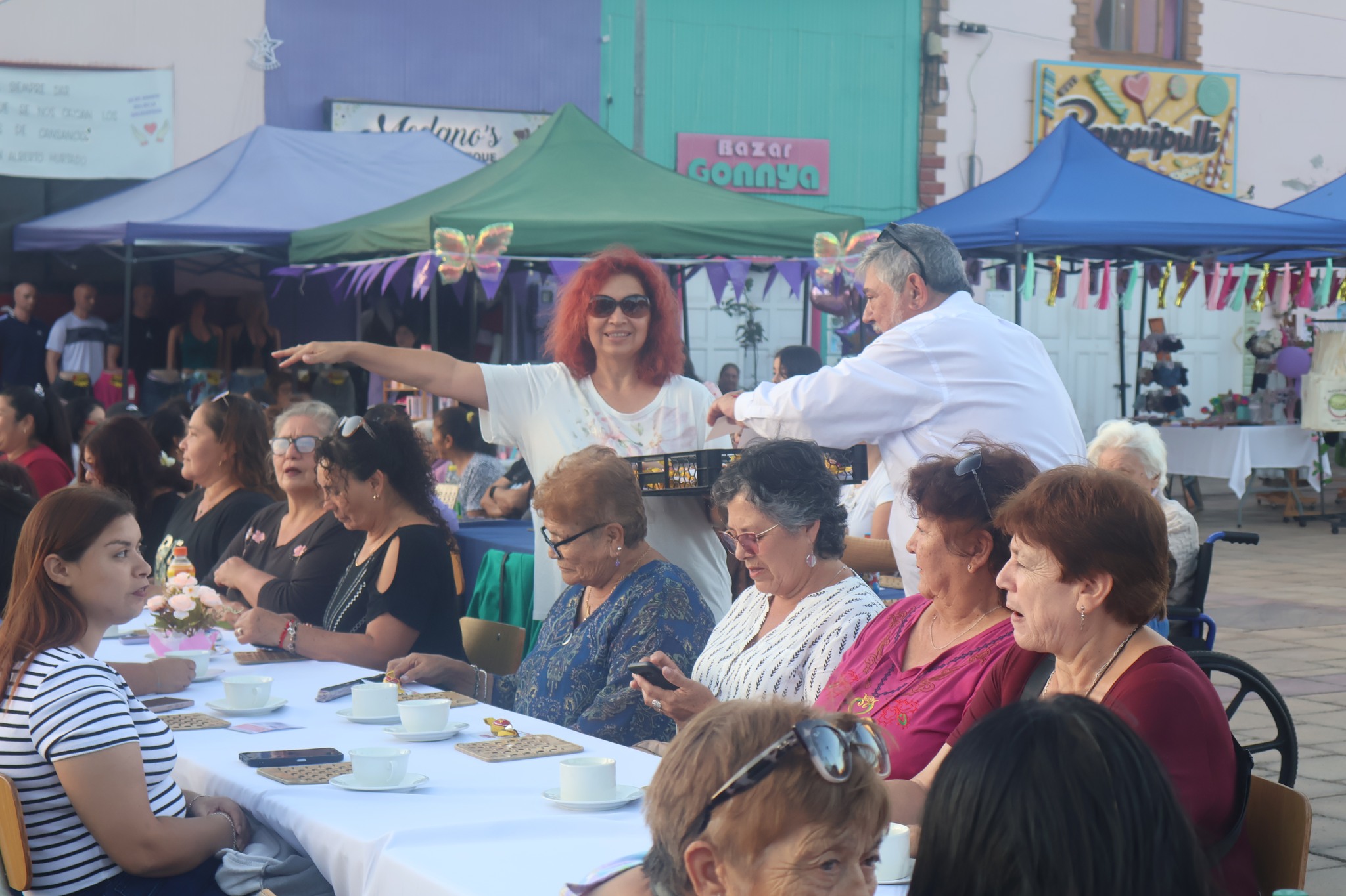 Vista de mesas y asistentes en Plaza de Armas durante la conmemoración del Día Internacional de la Mujer en Taltal.