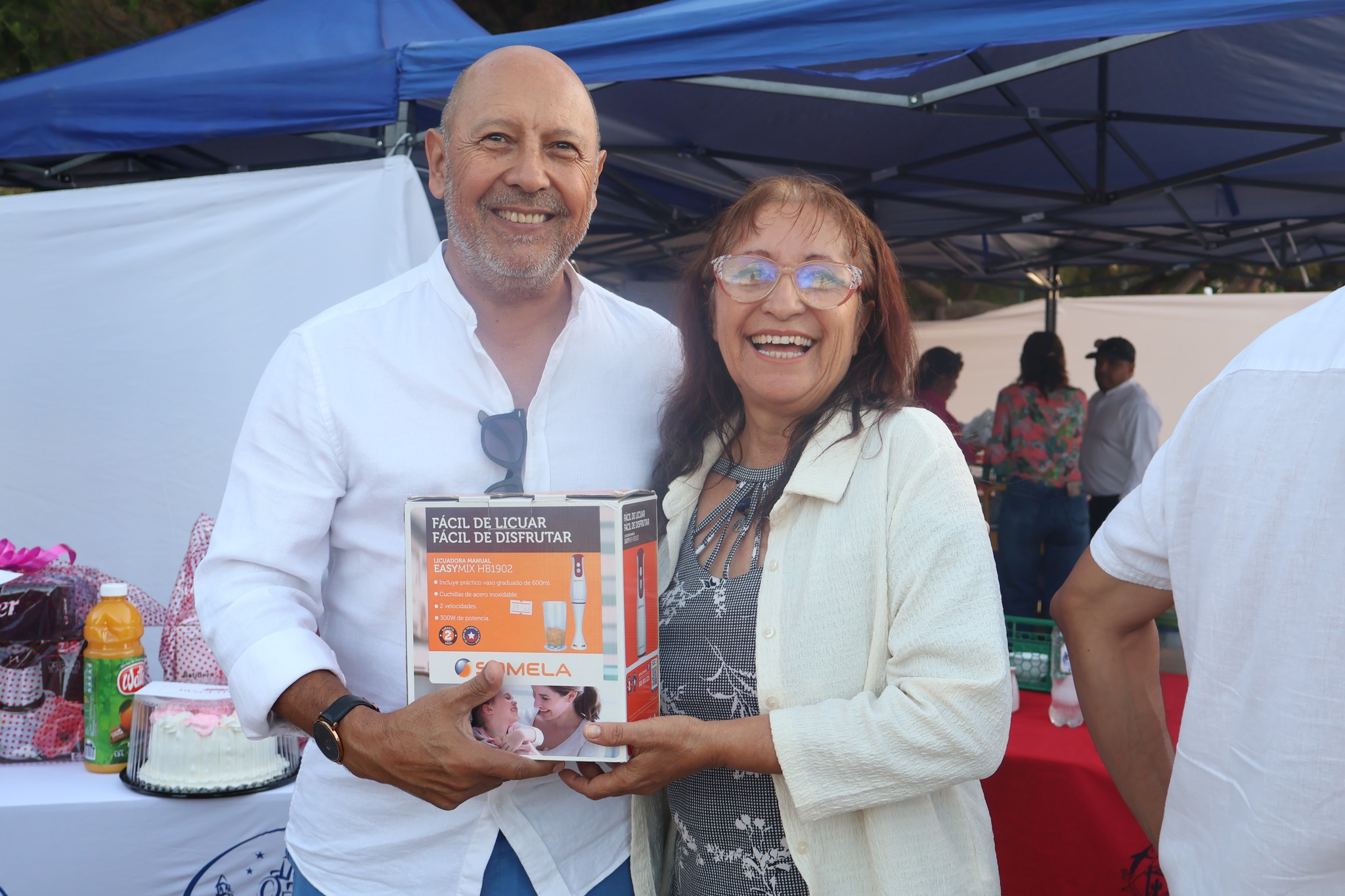 Señora posa con premio de cocina entregado en celebración del Día de la Mujer en Taltal.