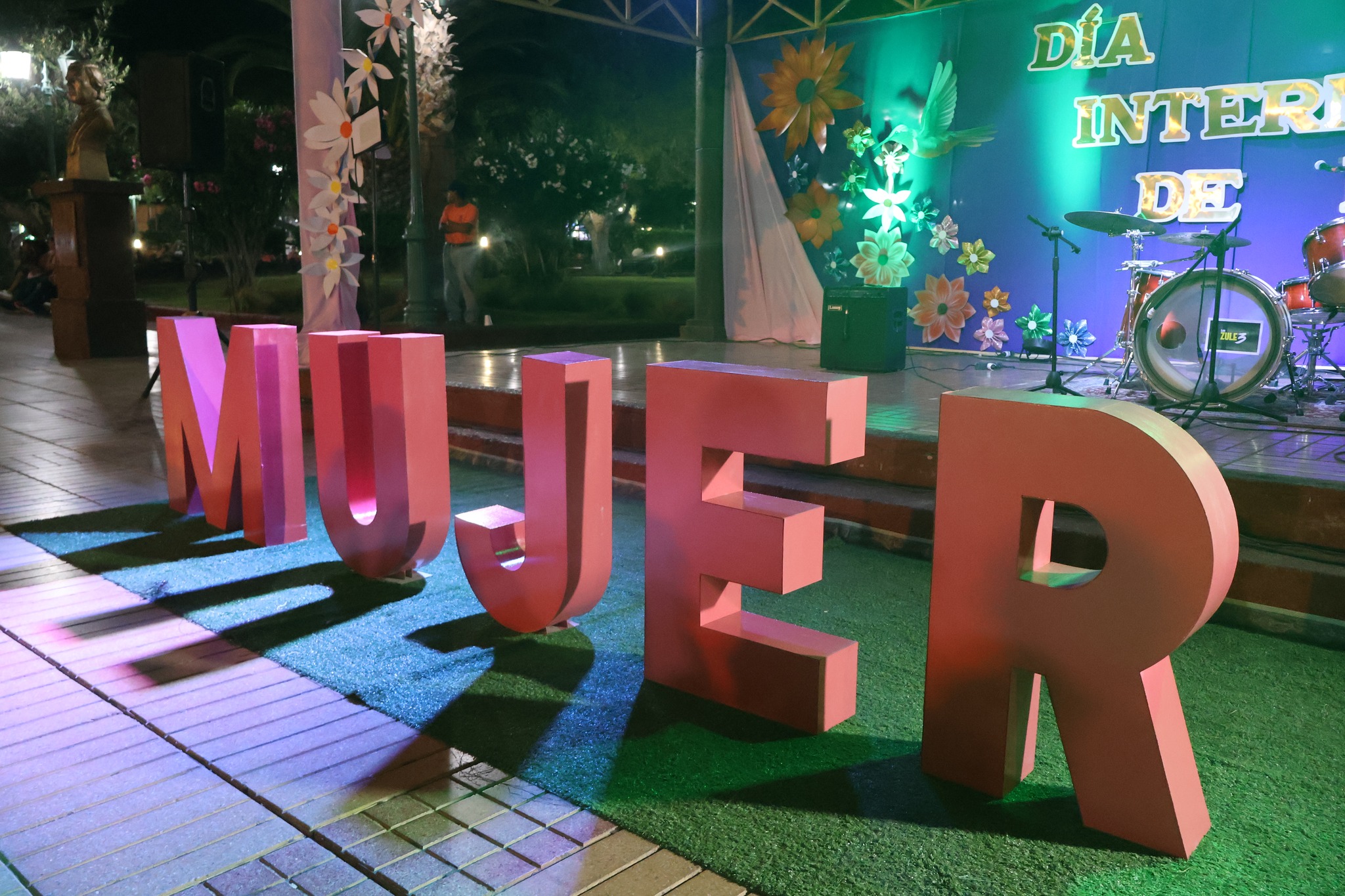 Letras gigantes MUJER frente al escenario decorado del Día Internacional de la Mujer en la Plaza de Armas de Taltal 2025