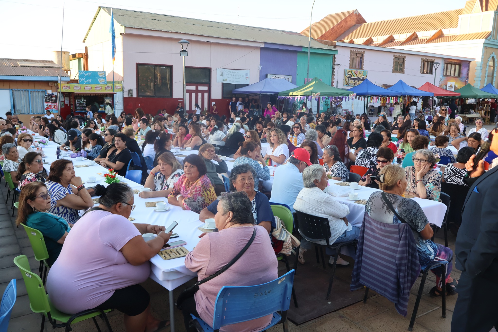 Vista panorámica onces masivas plaza Taltal Día Internacional Mujer