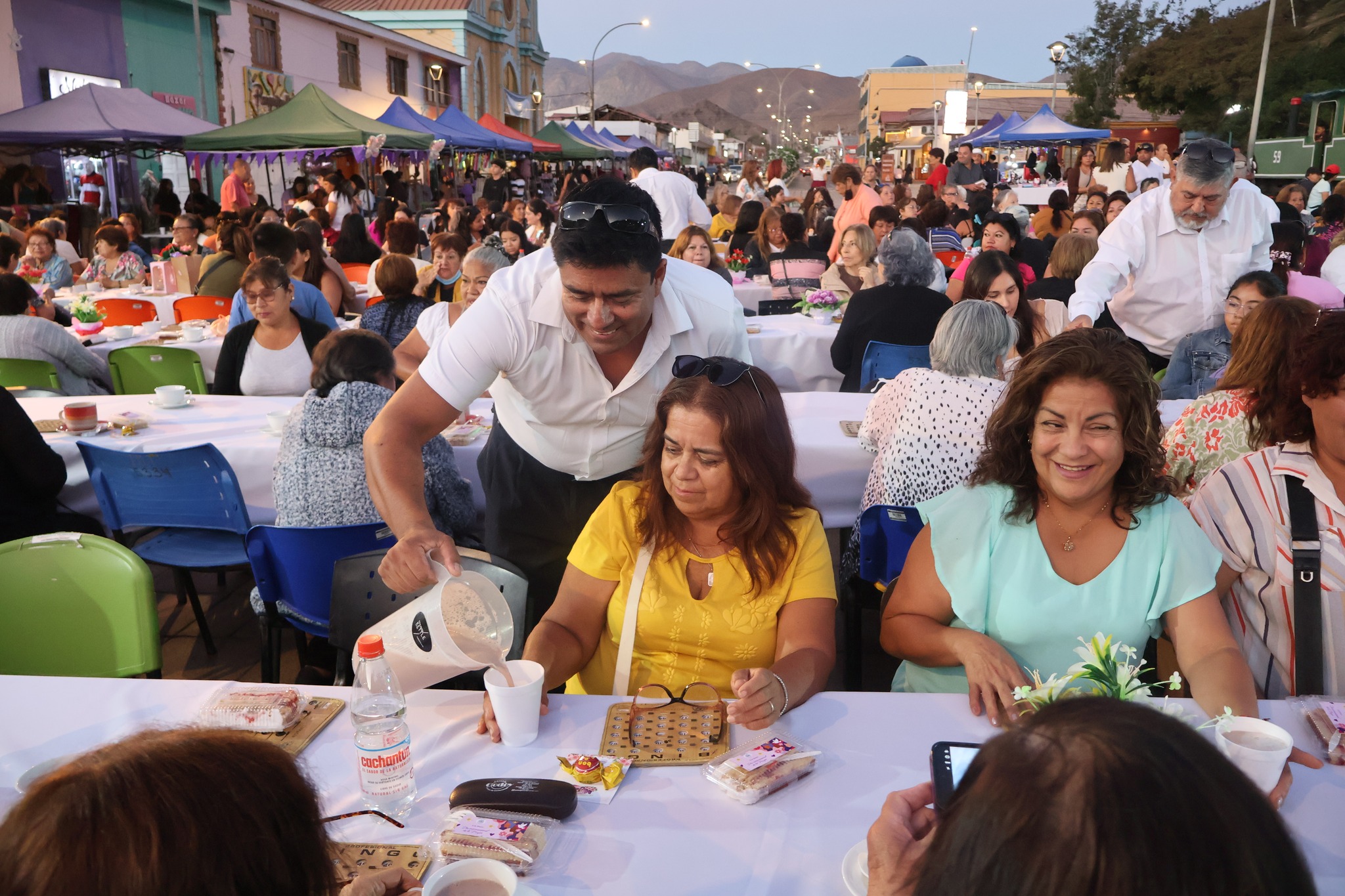 Funcionario sirve once en mesa masiva celebración Día Mujer Taltal