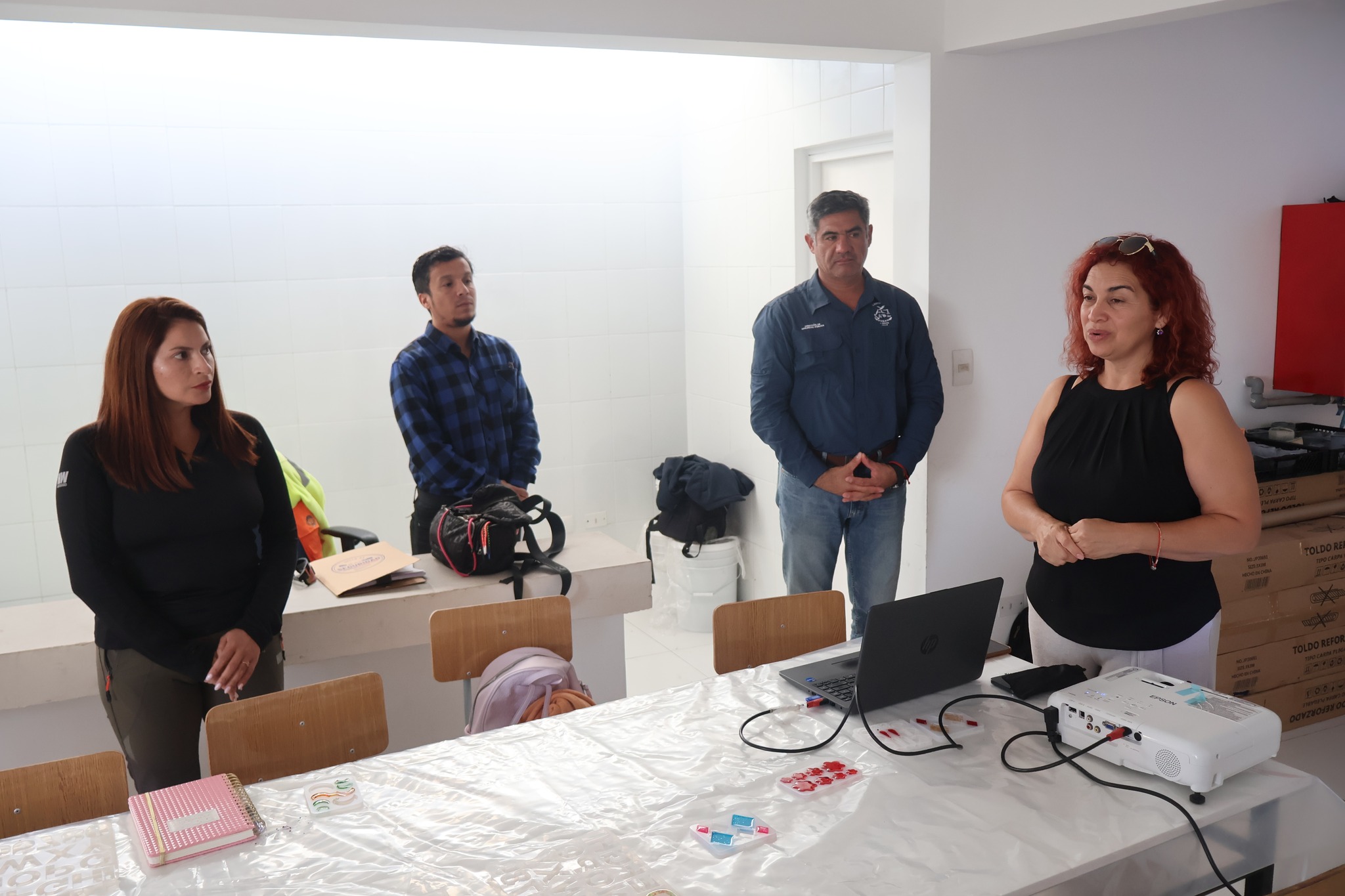 Administradora municipal Marlene Sánchez interviene durante reunión informativa con dirigentes y vecinos de San Lorenzo.