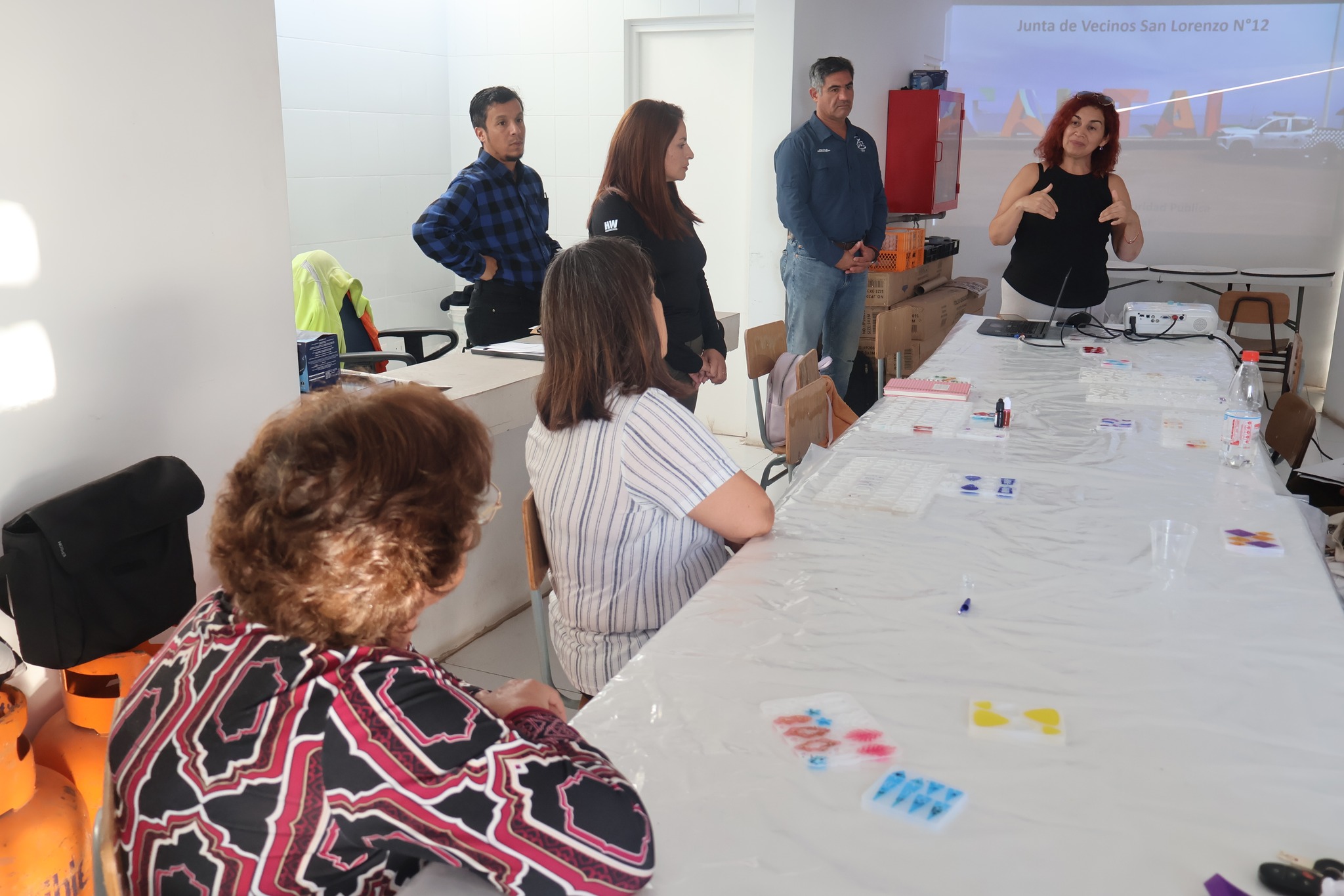 Vecinos escuchan exposición de autoridades municipales sobre seguridad, prevención y riesgos en reunión desarrollada en Taltal.