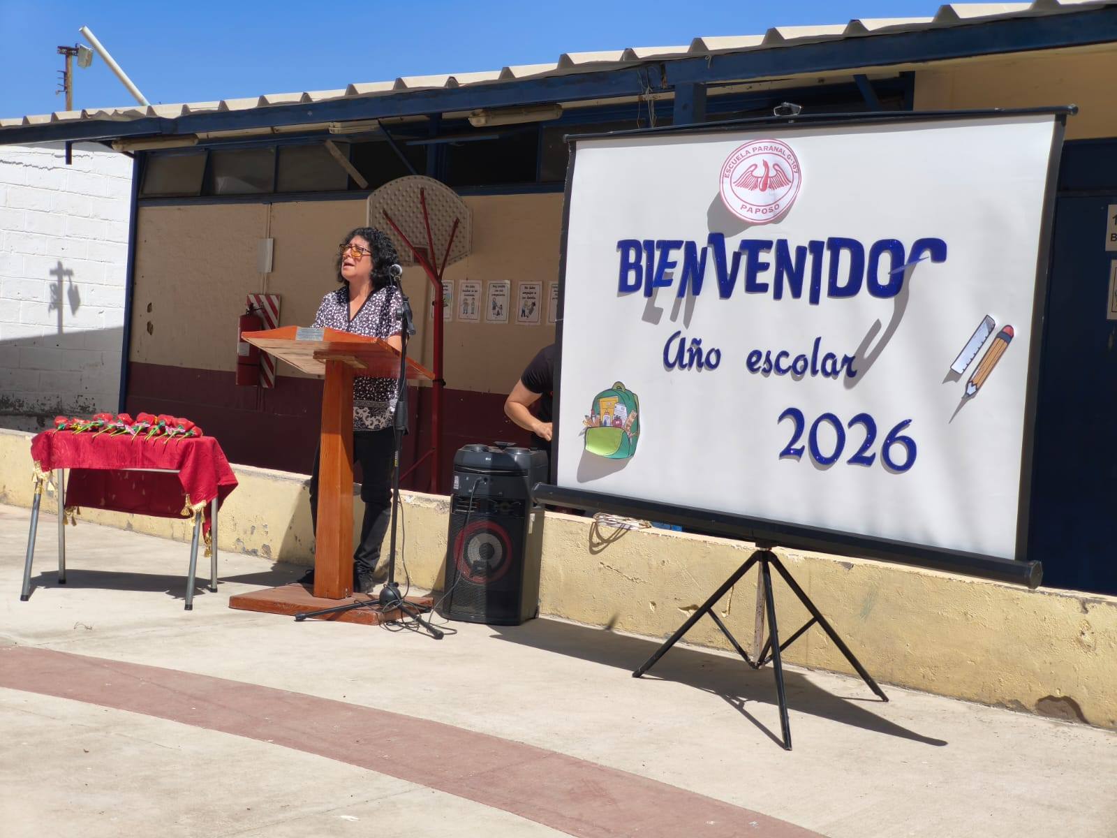Integrante de la comunidad educativa interviene durante el acto de inicio del año escolar 2026 en la Escuela Paranal de Paposo.