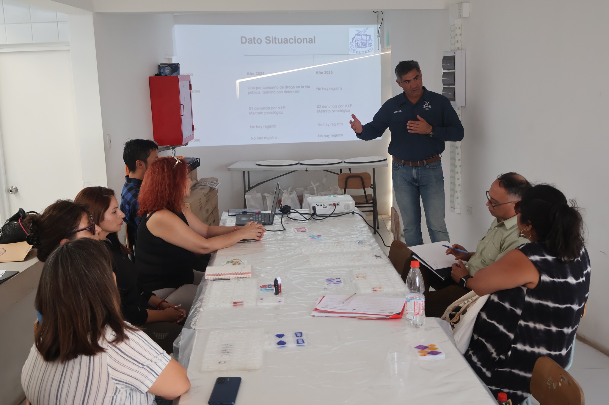 Director de Seguridad Pública expone antecedentes del plan comunal durante reunión con vecinos de San Lorenzo en Taltal.