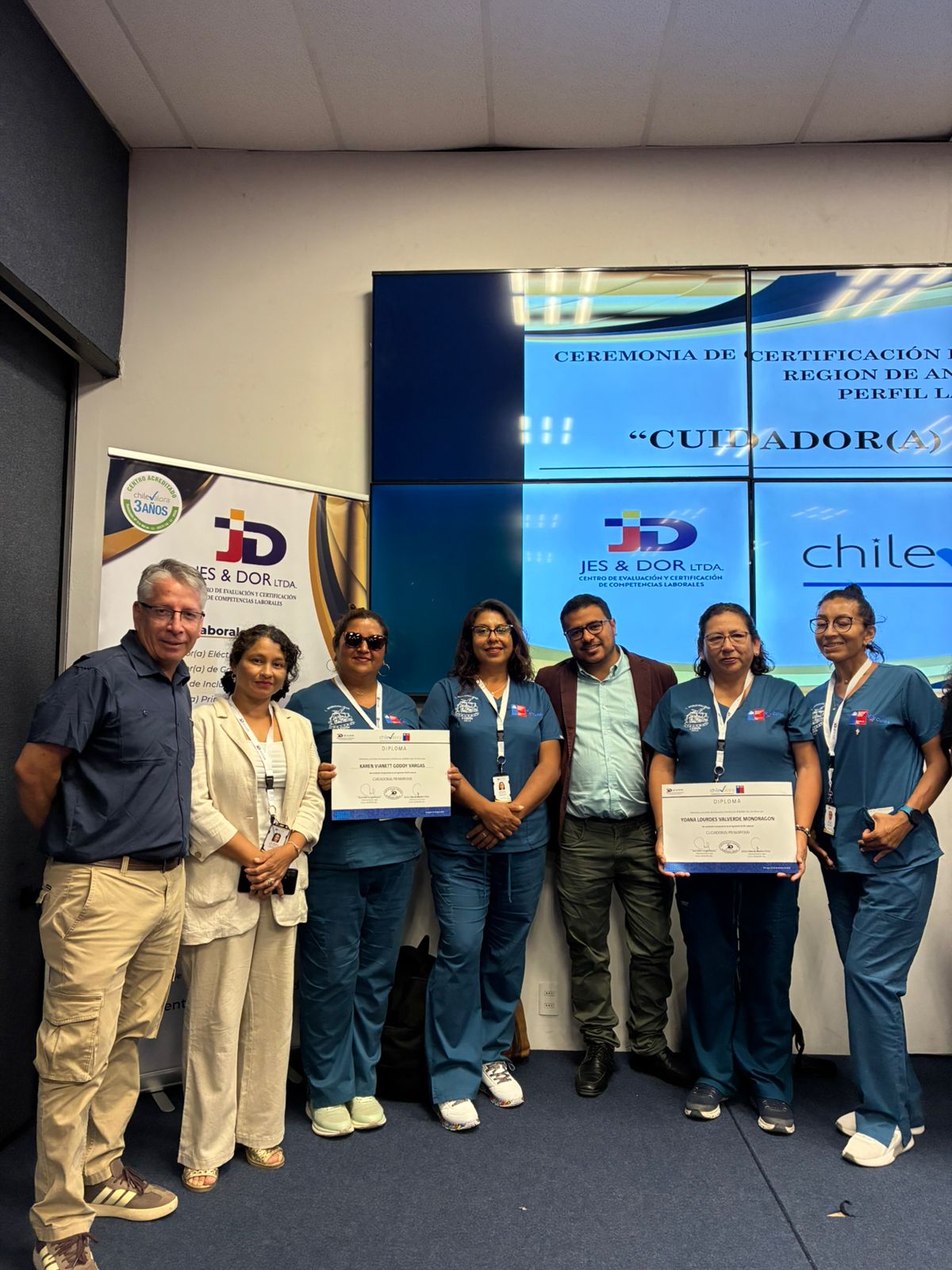 Karen Vianett Godoy Vargas y Yoana Lourdes Valverde Mondragón, cuidadoras primarias de Taltal, reciben su diploma en la Ceremonia de Certificación ChileValora Región de Antofagasta 2026
