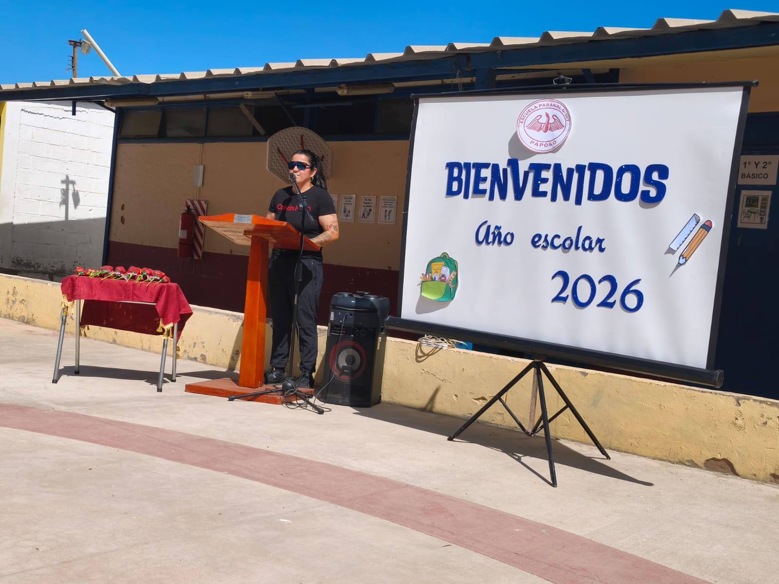 Funcionaria de la Escuela Paranal de Paposo entrega un mensaje durante la ceremonia de bienvenida al año escolar 2026.