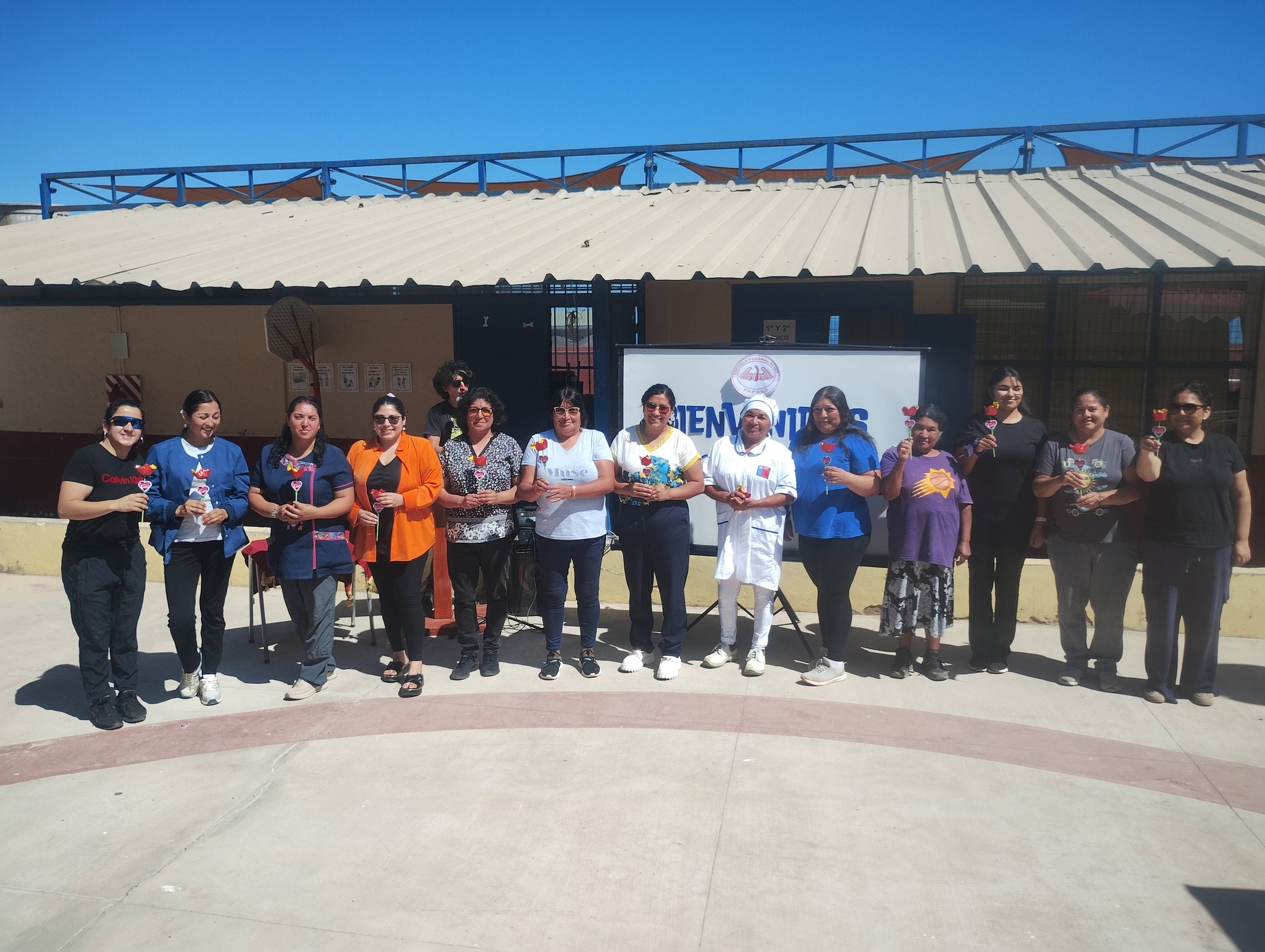 Funcionarias de la Escuela Paranal de Paposo posan en el patio del establecimiento durante una actividad de inicio del año escolar 2026 y conmemoración del Día de la Mujer.