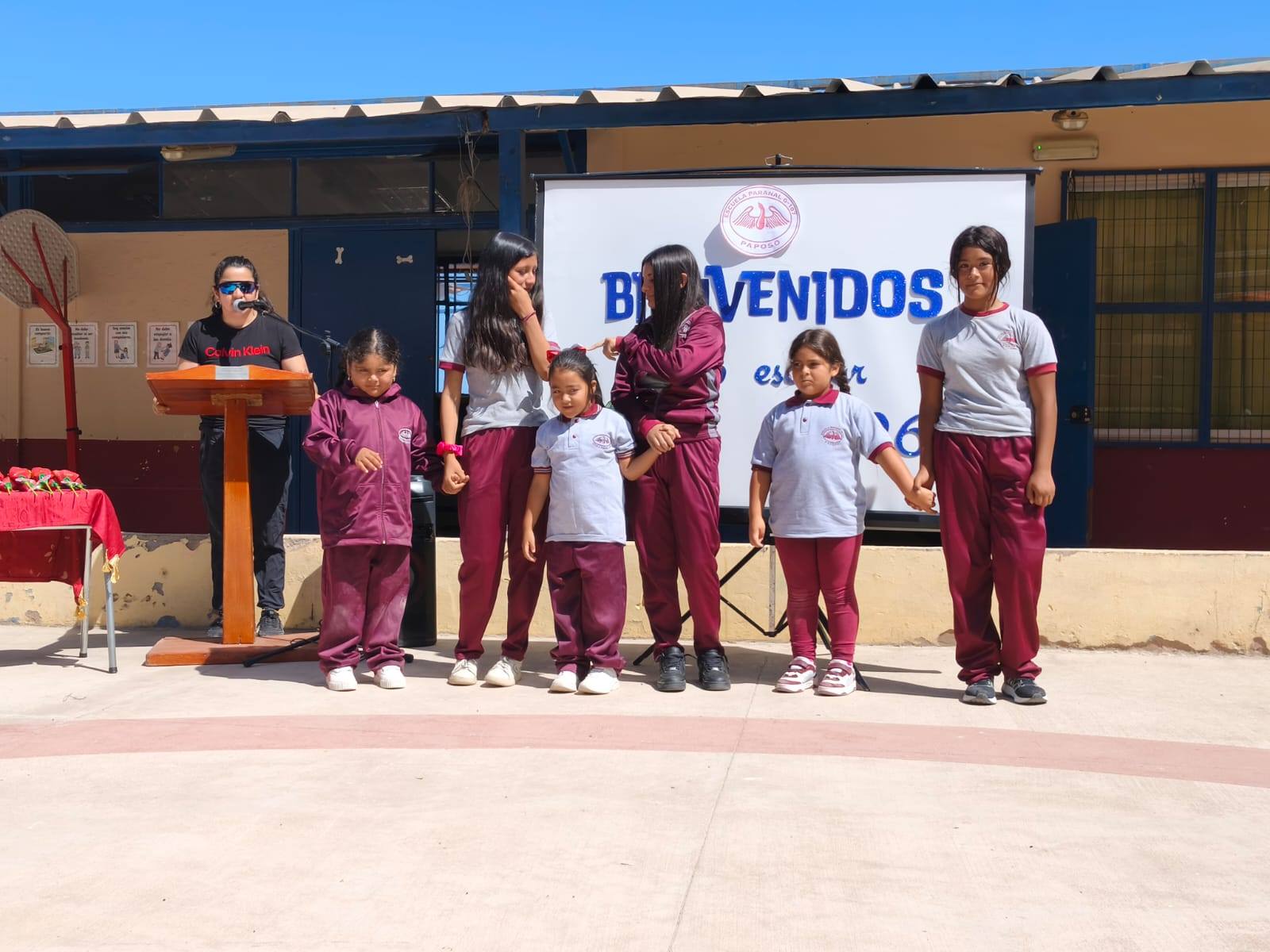 Estudiantes participan en el acto de bienvenida del año escolar 2026 en la Escuela Paranal de Paposo, frente al letrero oficial de inicio de clases.